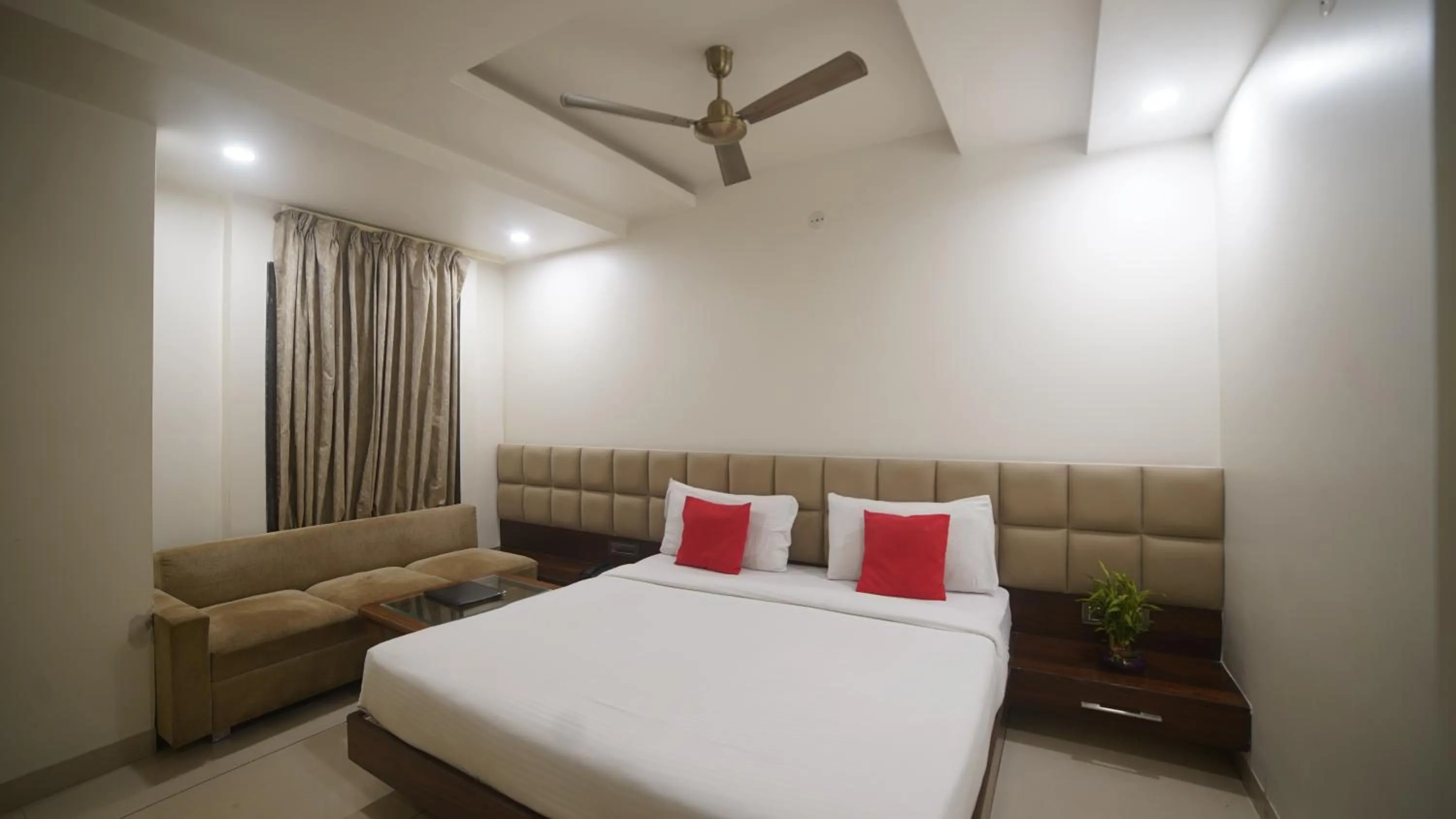 Photo of the whole room, Bed in Jewel Palace, Bhopal