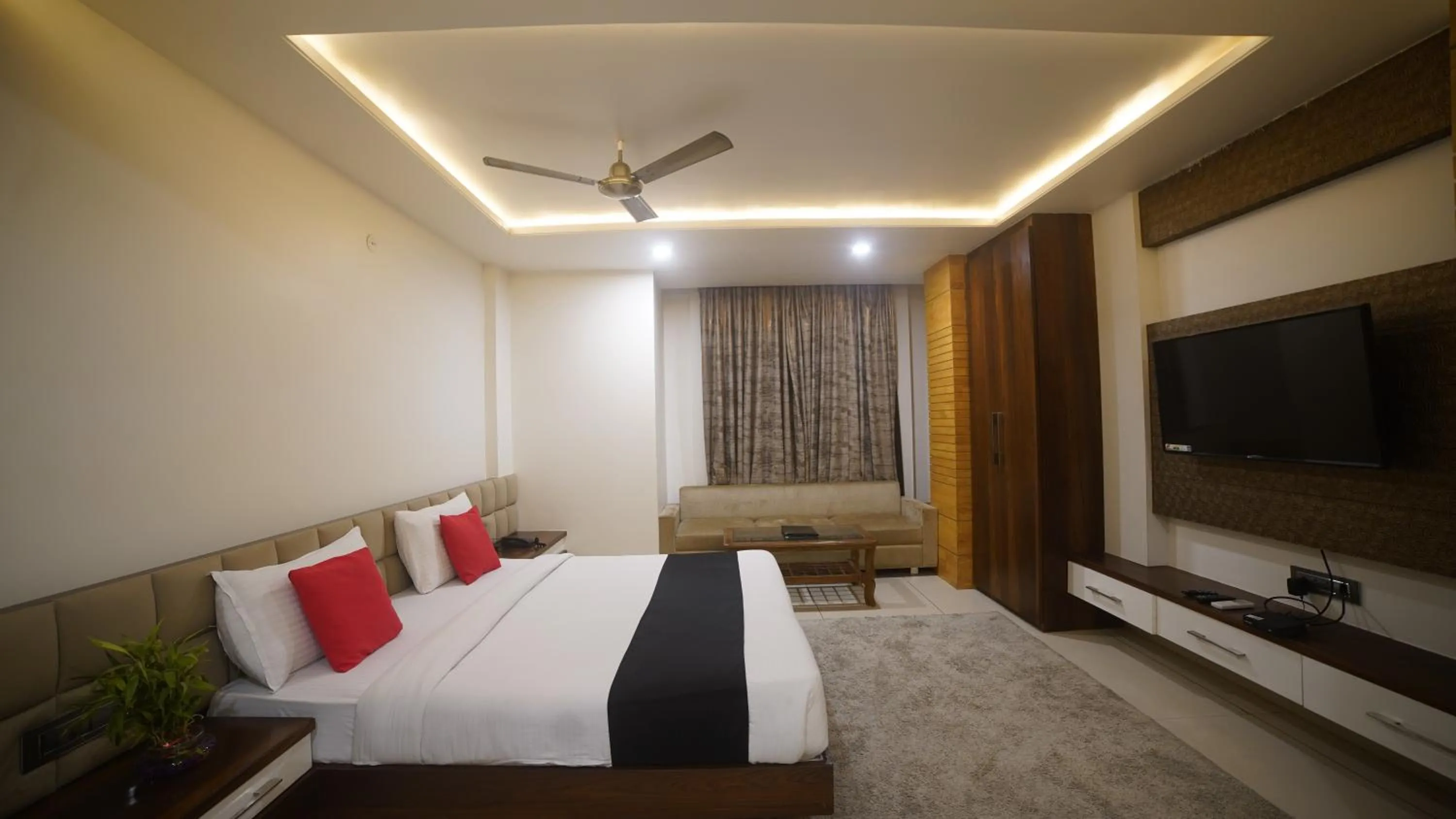 Photo of the whole room, Bed in Jewel Palace, Bhopal