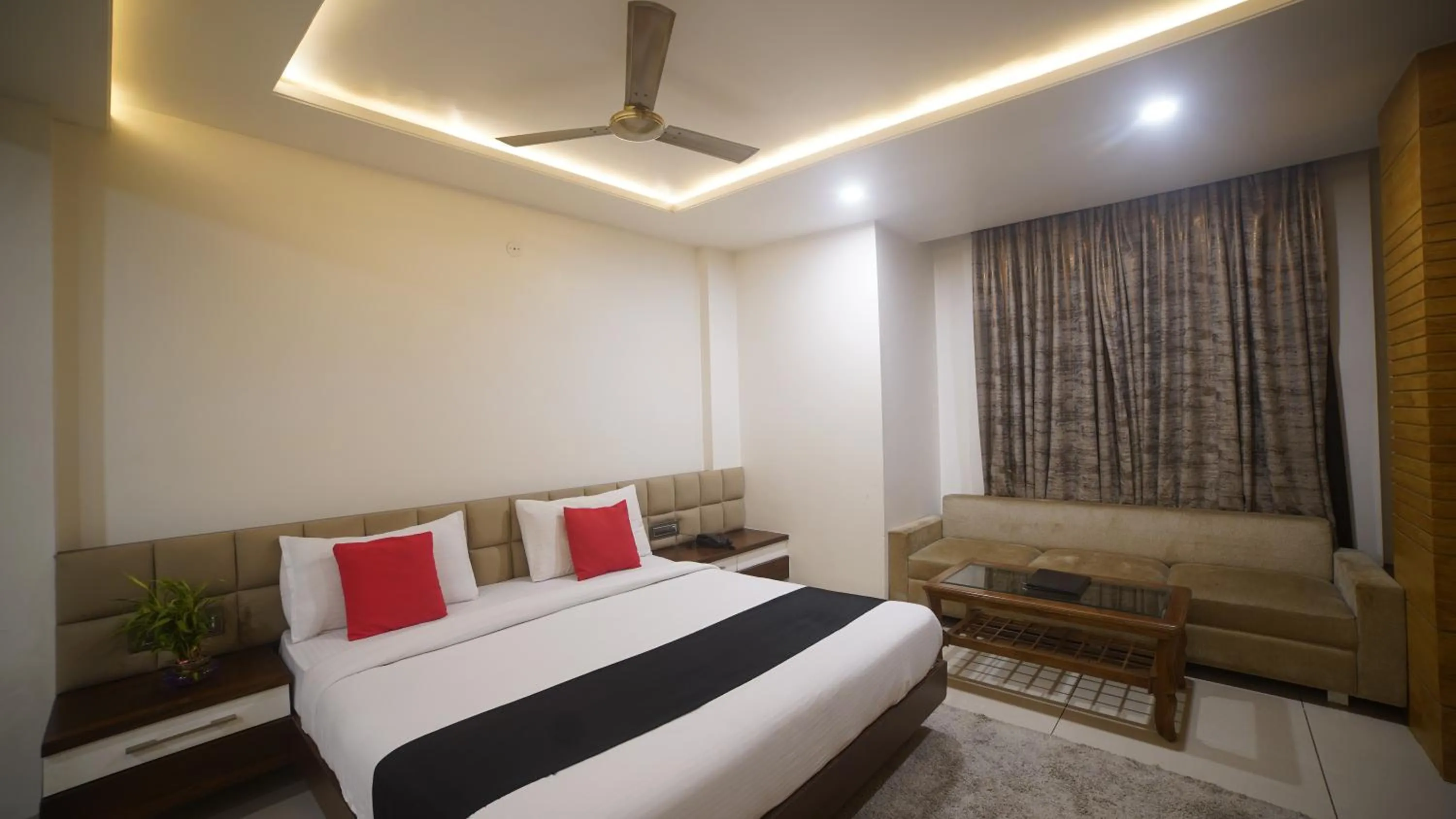 Photo of the whole room, Bed in Jewel Palace, Bhopal