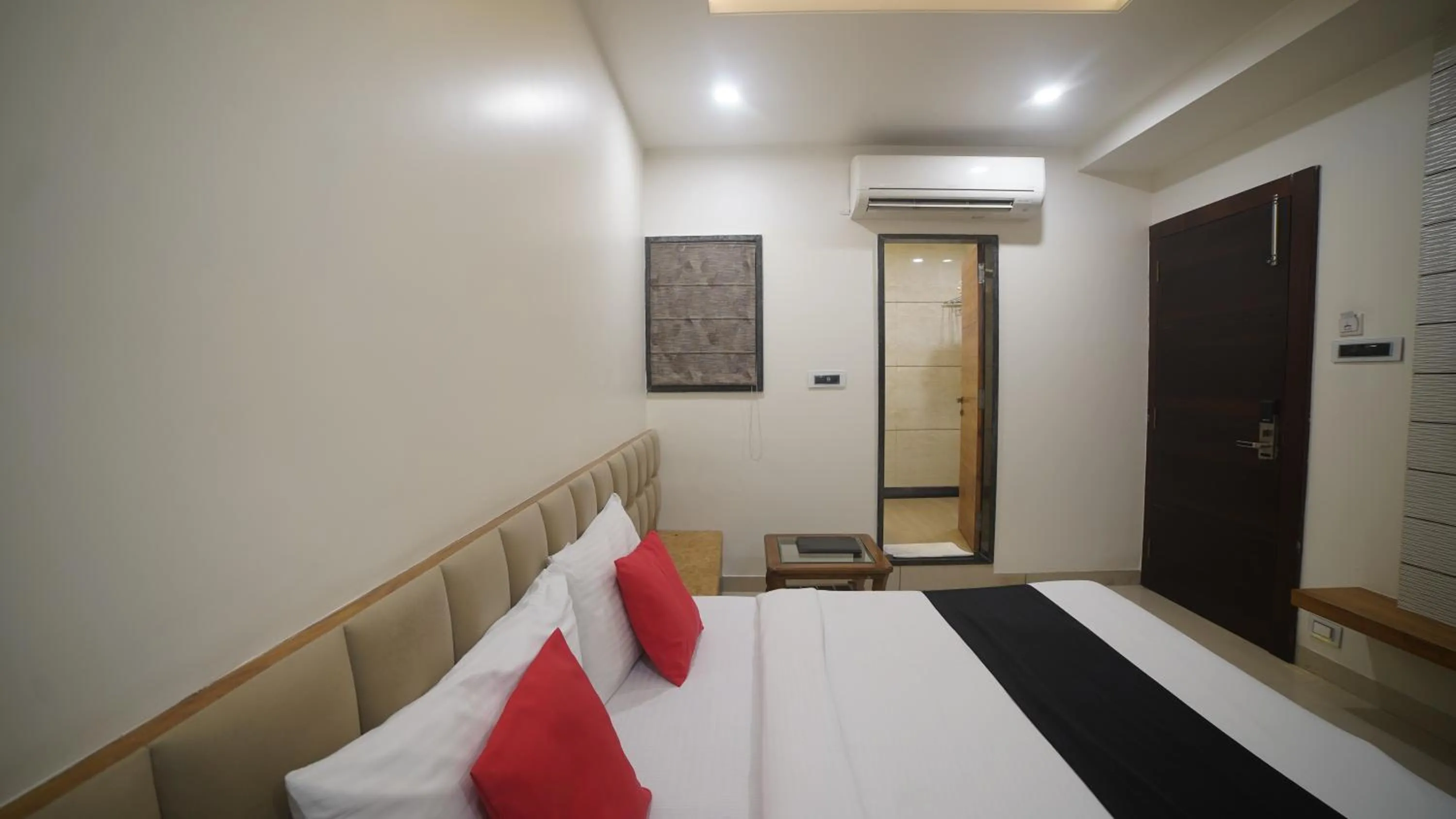 Photo of the whole room, Bed in Jewel Palace, Bhopal