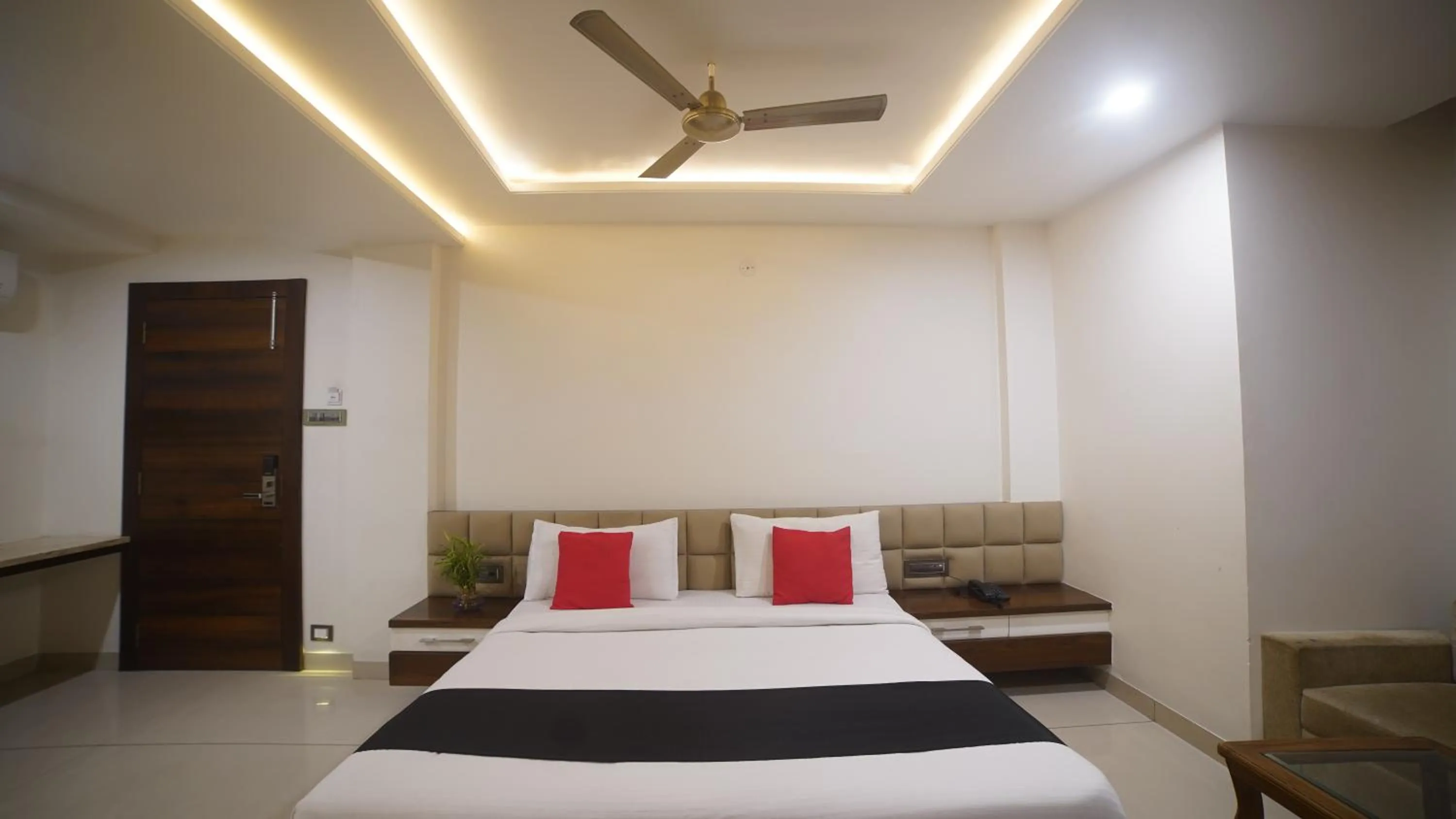 Photo of the whole room, Bed in Jewel Palace, Bhopal