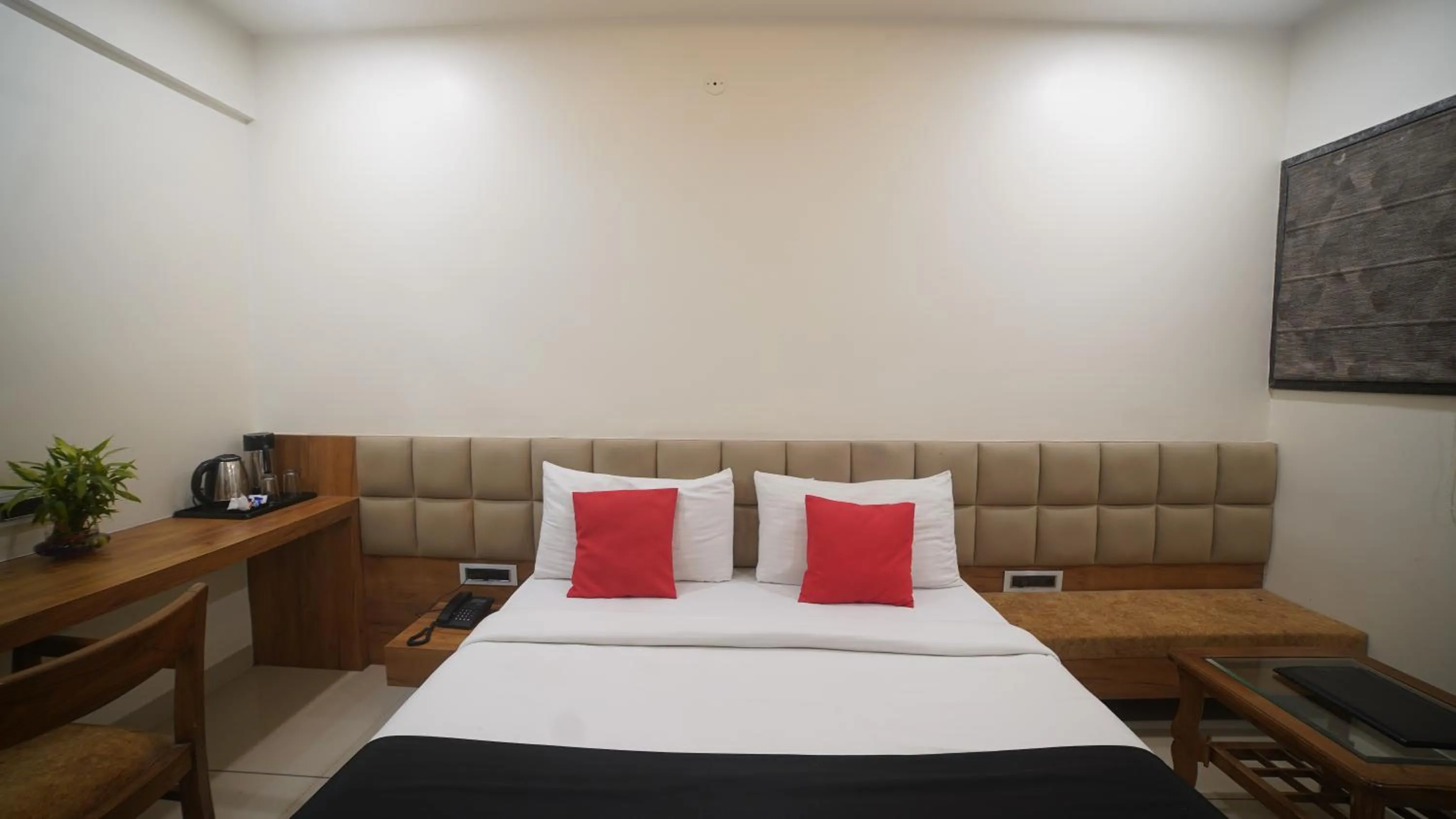 Photo of the whole room, Bed in Jewel Palace, Bhopal