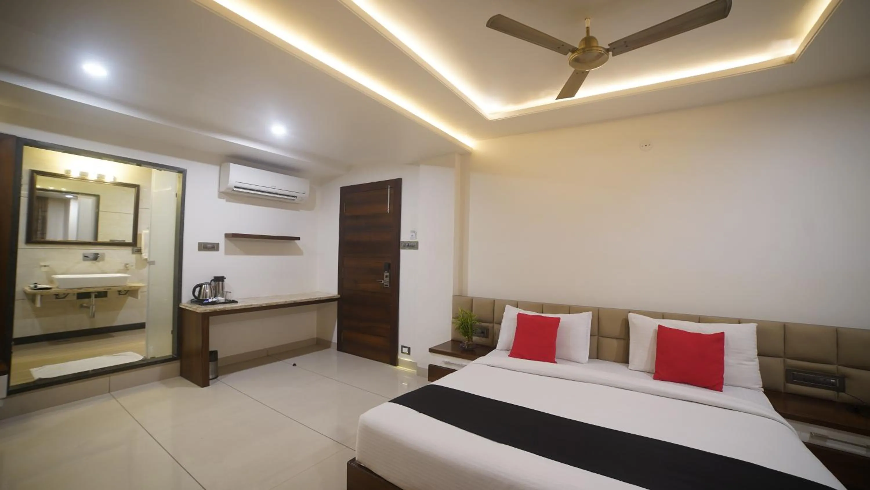 Photo of the whole room, Bed in Jewel Palace, Bhopal