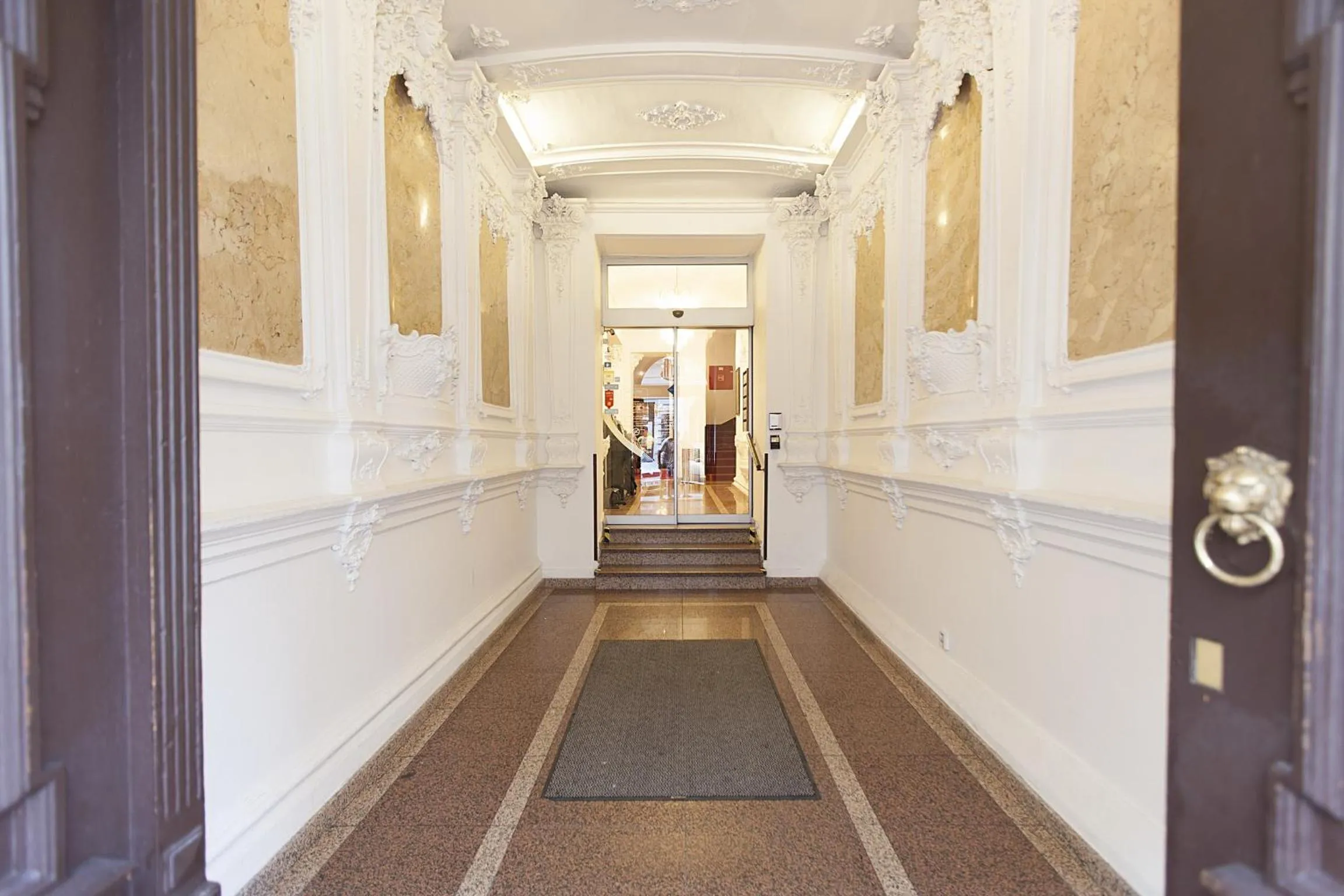 Facade/entrance in Hotel Atos