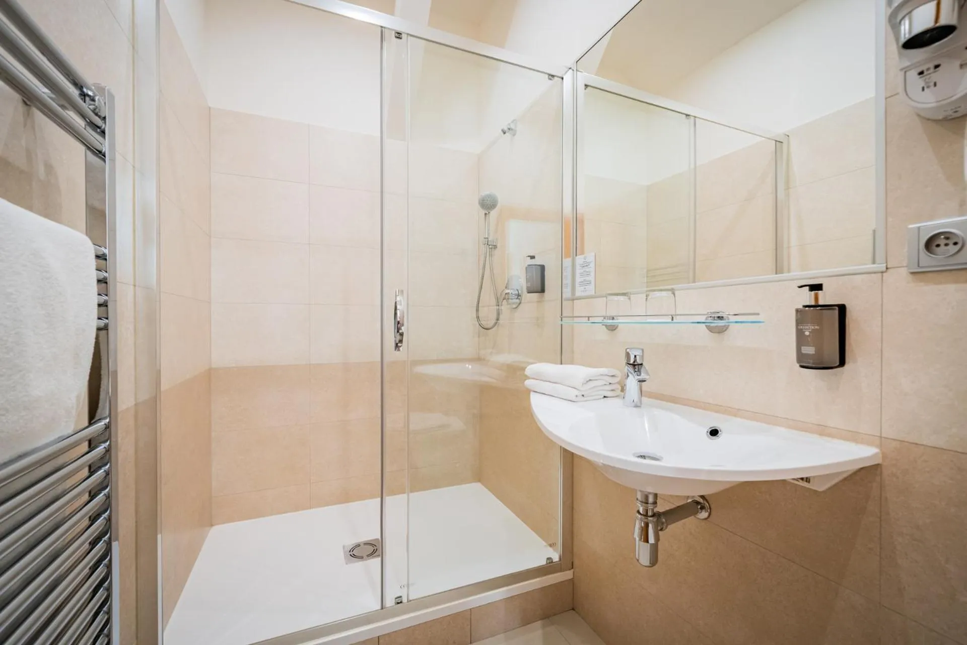 Bathroom in Hotel Atos