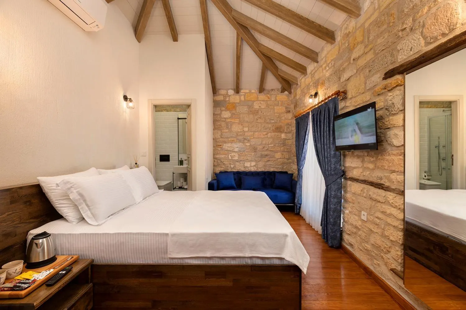 Bed in EFLIN HAUS Historical Place & Monument