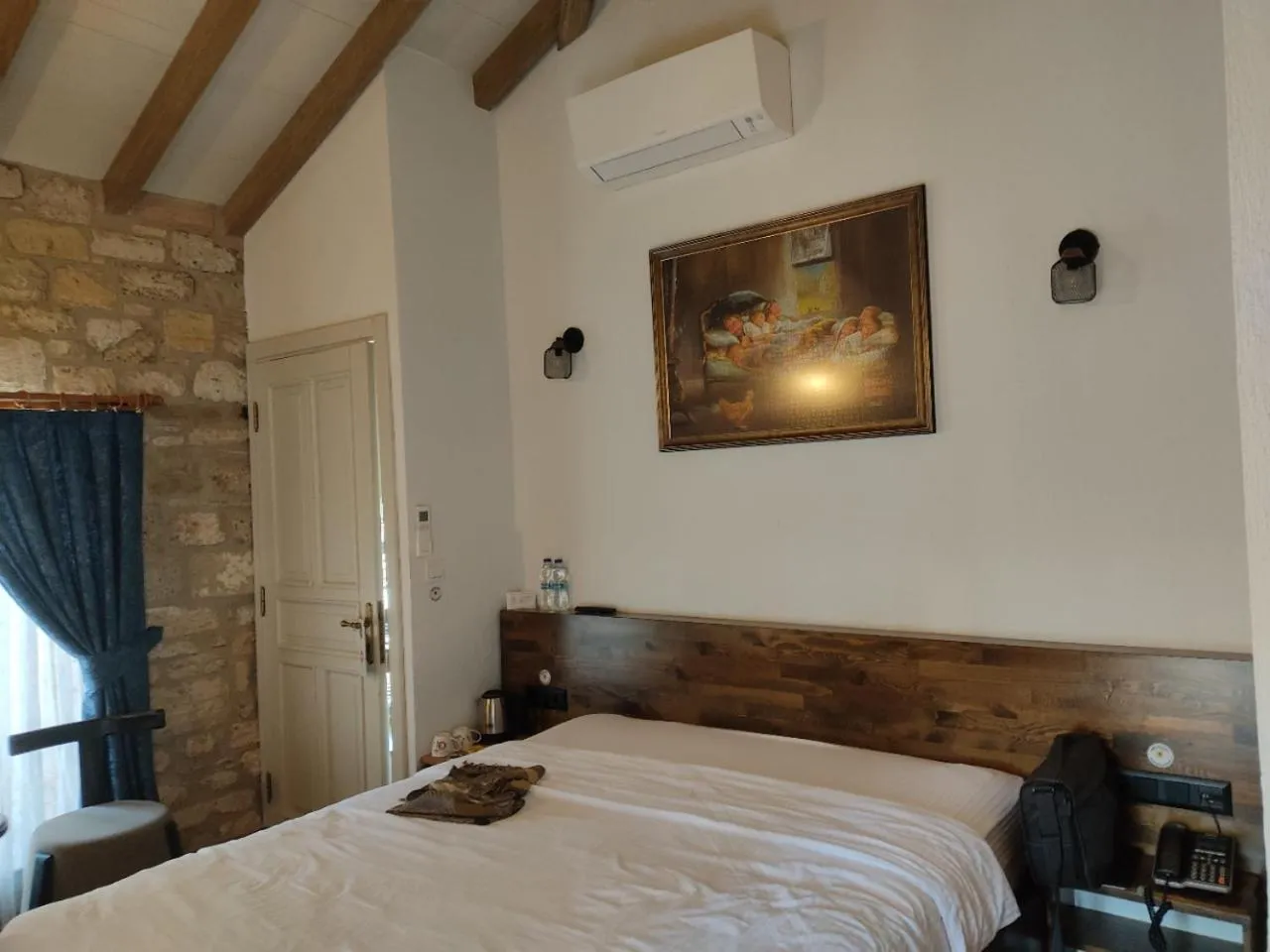 Bed in EFLIN HAUS Historical Place & Monument