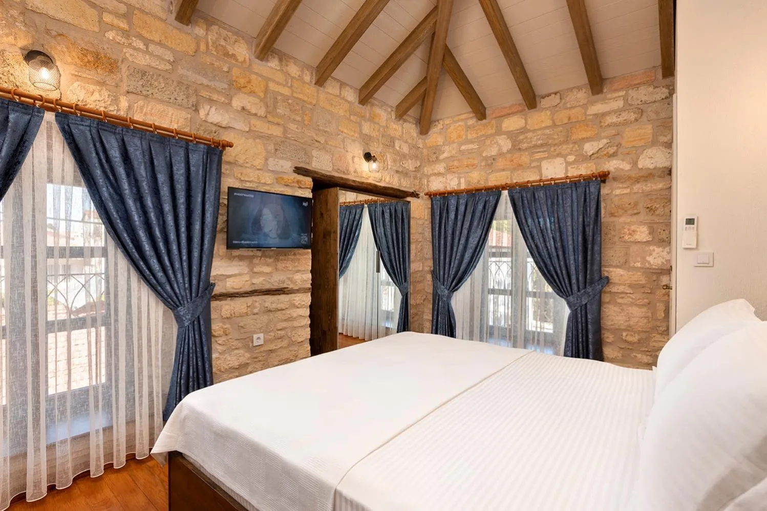 Bed in EFLIN HAUS Historical Place & Monument