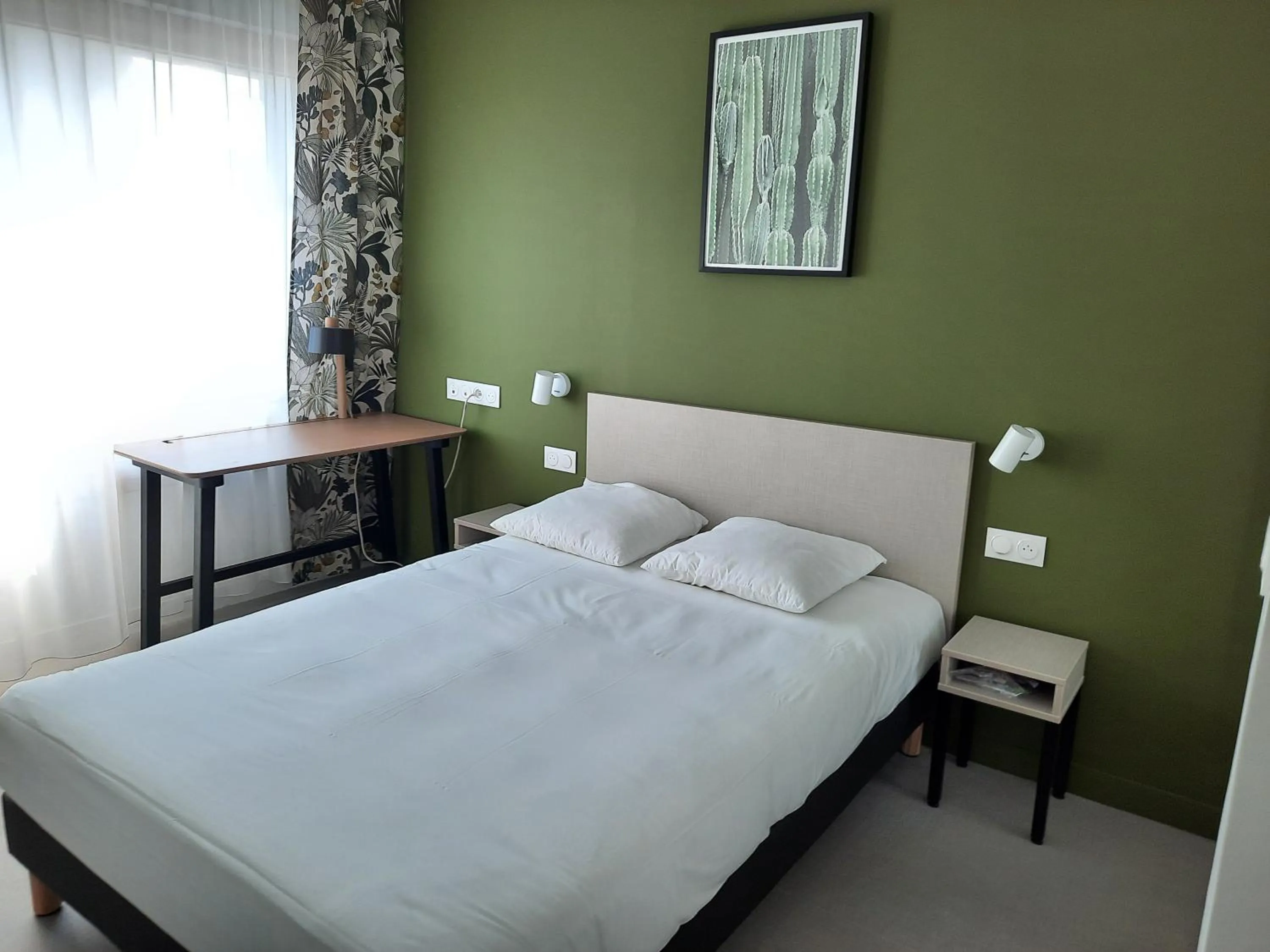 Bed in Twenty Business Flats Asnières-sur-Seine