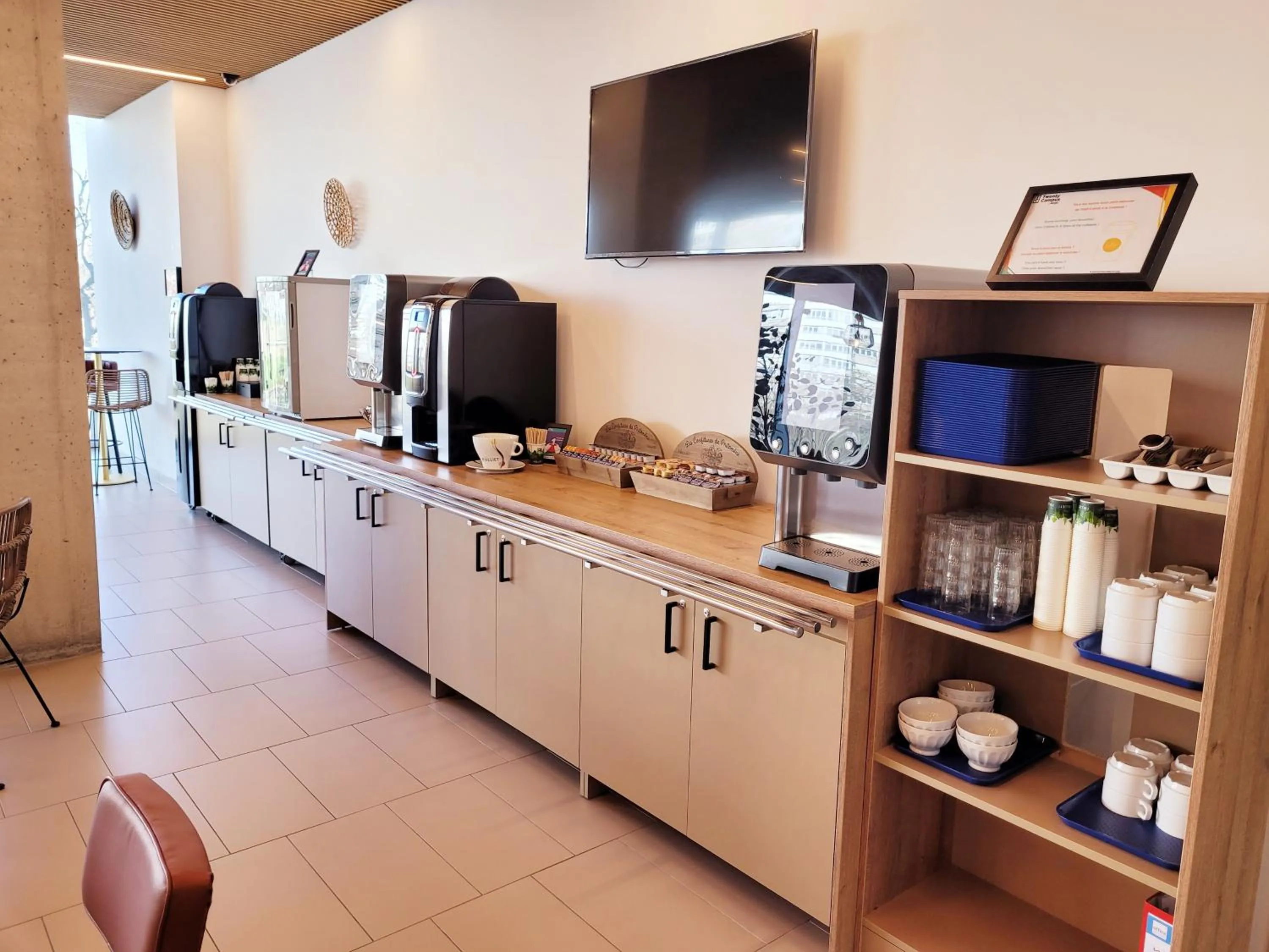 Buffet breakfast in Twenty Business Flats Asnières-sur-Seine