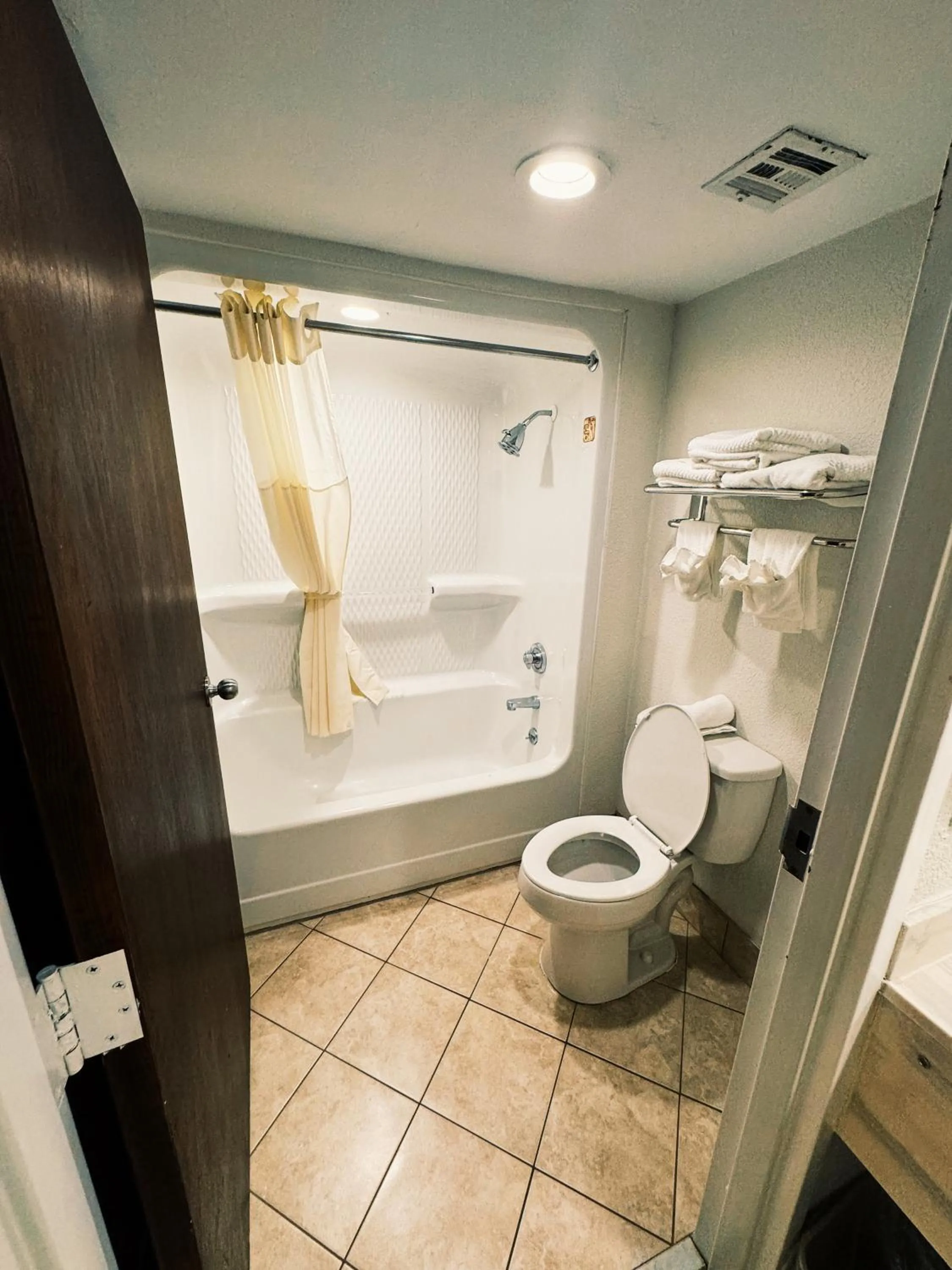 Bathroom in Quality Inn near Chattanooga South