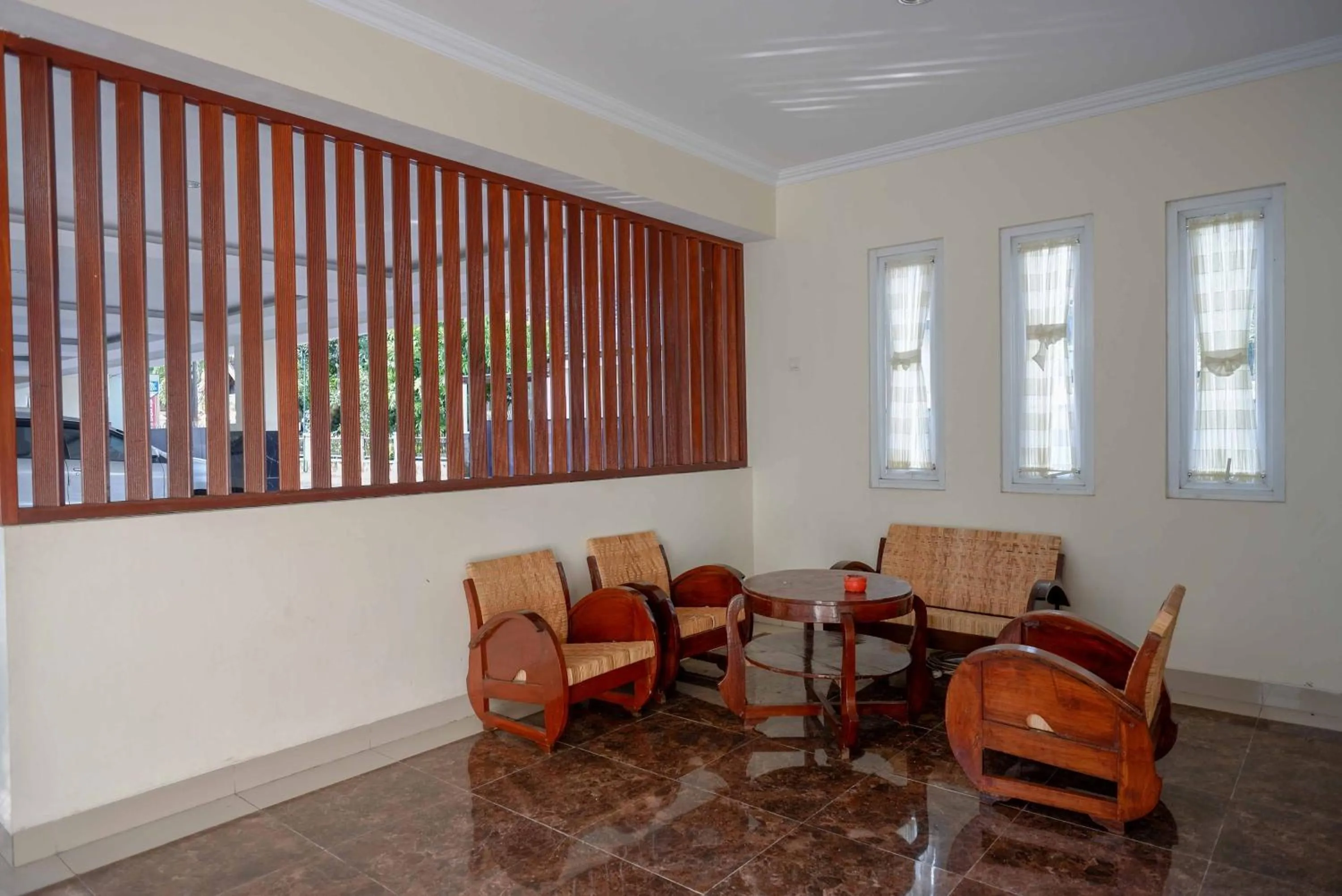 Seating area in Urbanview Hotel Syariah Casa Azmya Yogyakarta by RedDoorz