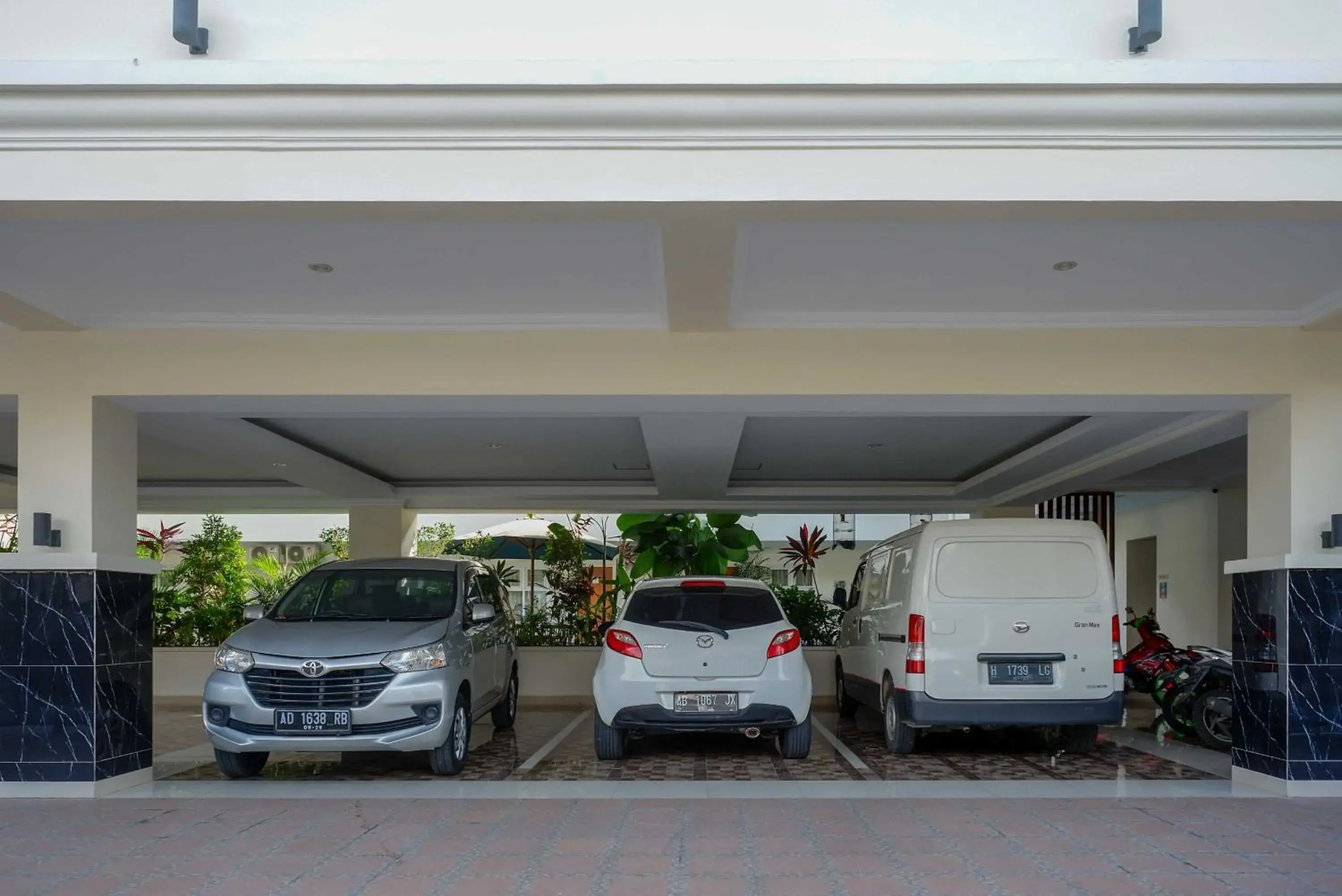 Parking in Urbanview Hotel Syariah Casa Azmya Yogyakarta by RedDoorz Parking in Urbanview Hotel Syariah Casa Azmya Yogyakarta by RedDoorz
