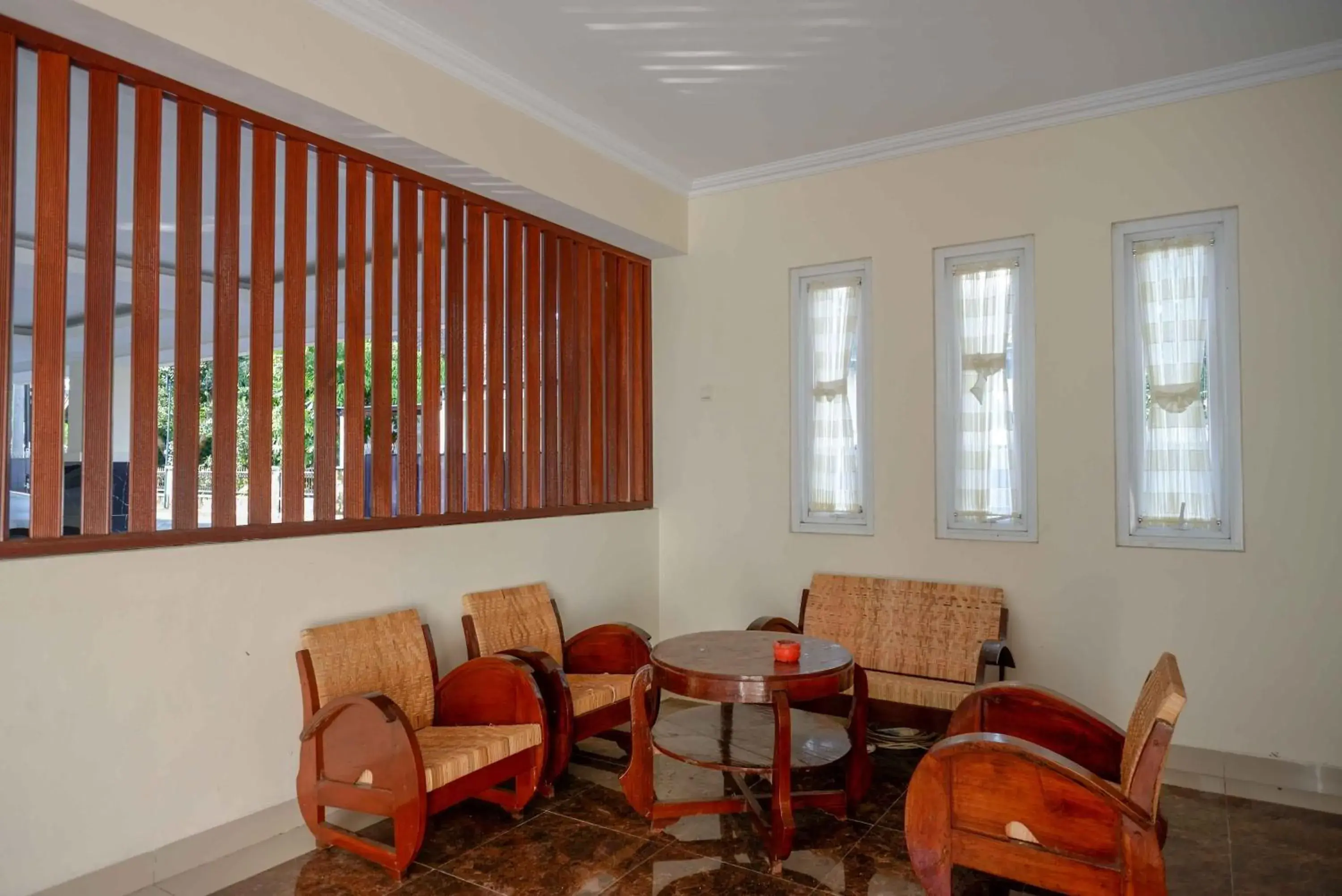 Seating area in Urbanview Hotel Syariah Casa Azmya Yogyakarta by RedDoorz Seating area in Urbanview Hotel Syariah Casa Azmya Yogyakarta by RedDoorz