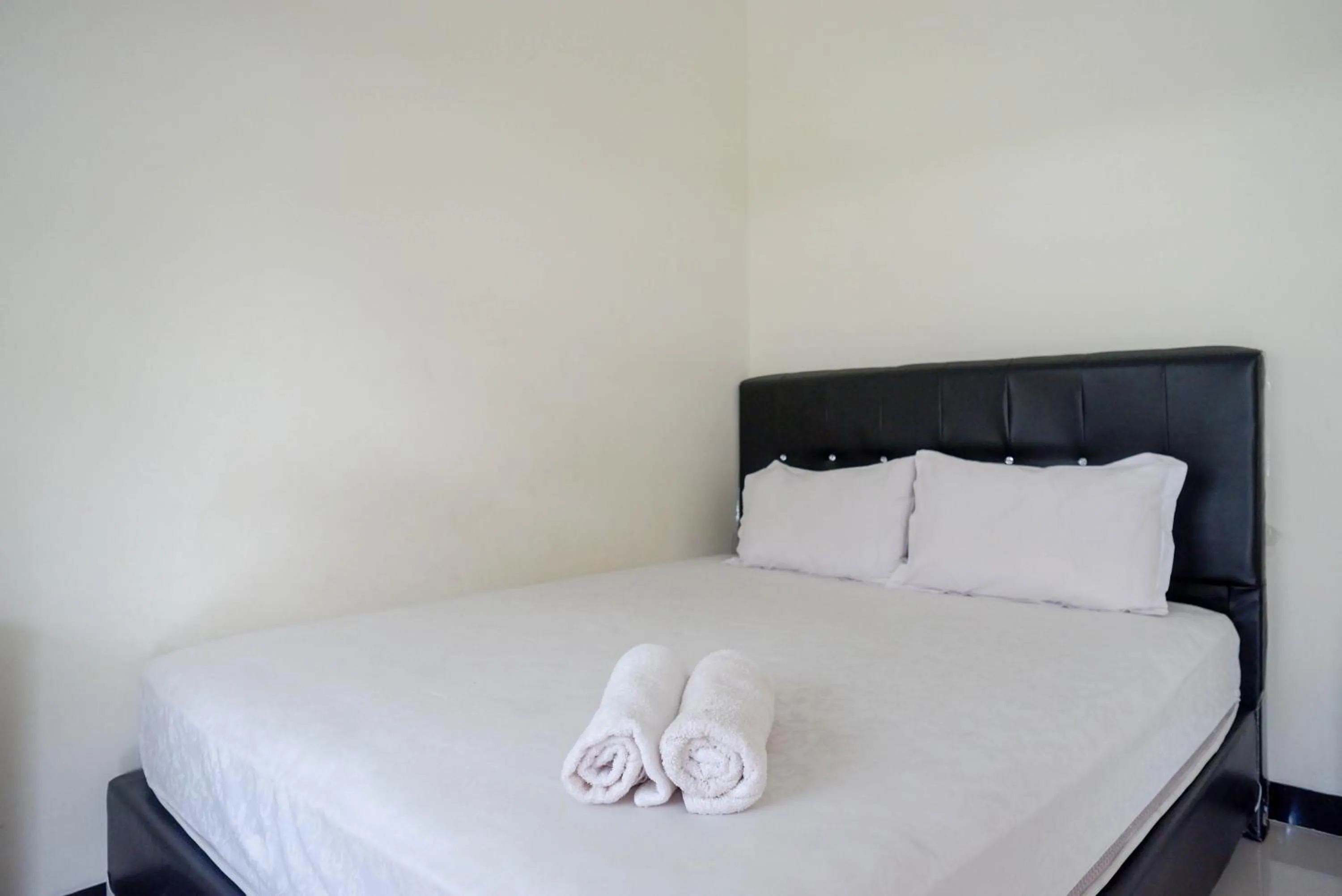 Bedroom, Bed in Urbanview Hotel Syariah Casa Azmya Yogyakarta by RedDoorz