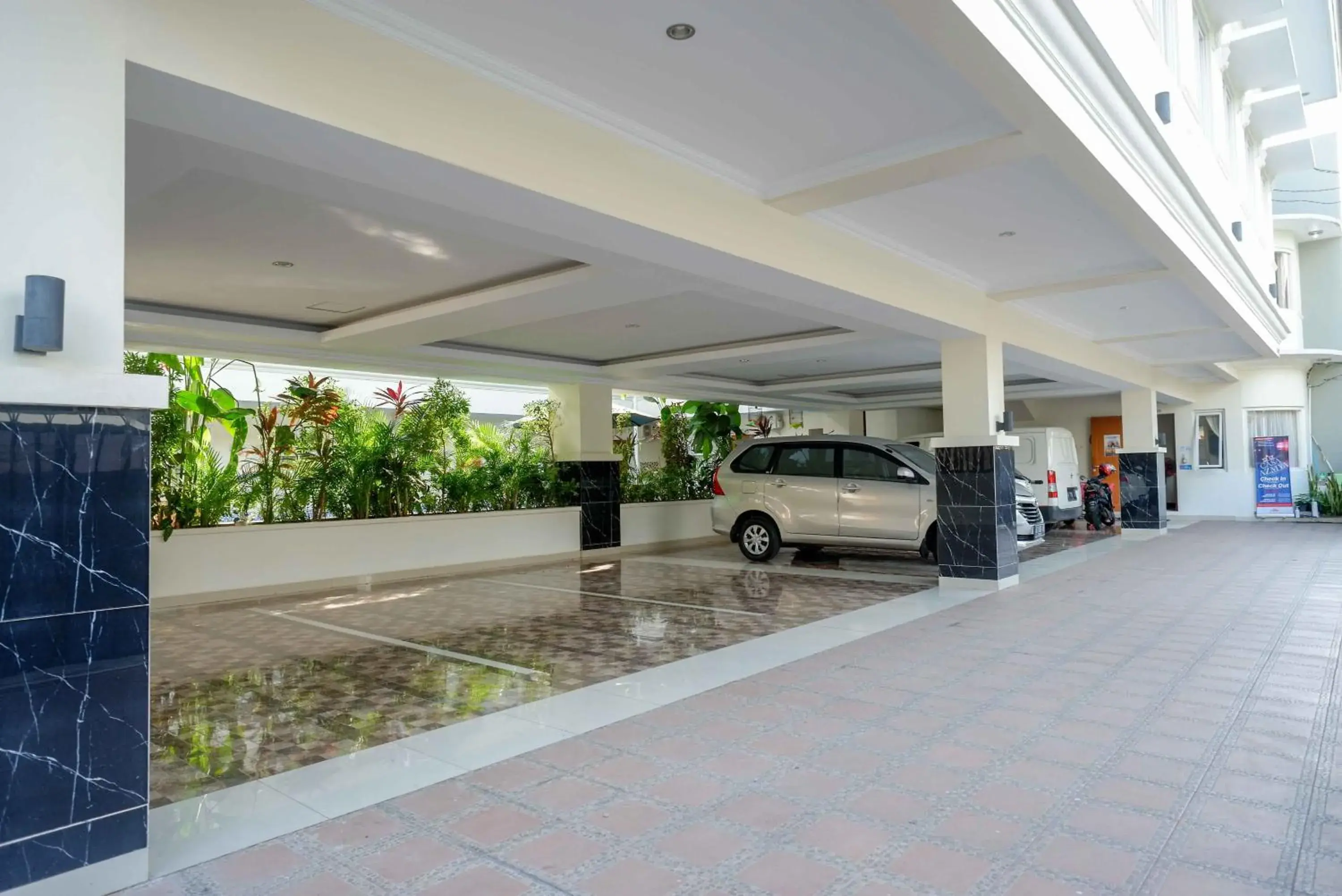 Parking in Urbanview Hotel Syariah Casa Azmya Yogyakarta by RedDoorz Parking in Urbanview Hotel Syariah Casa Azmya Yogyakarta by RedDoorz