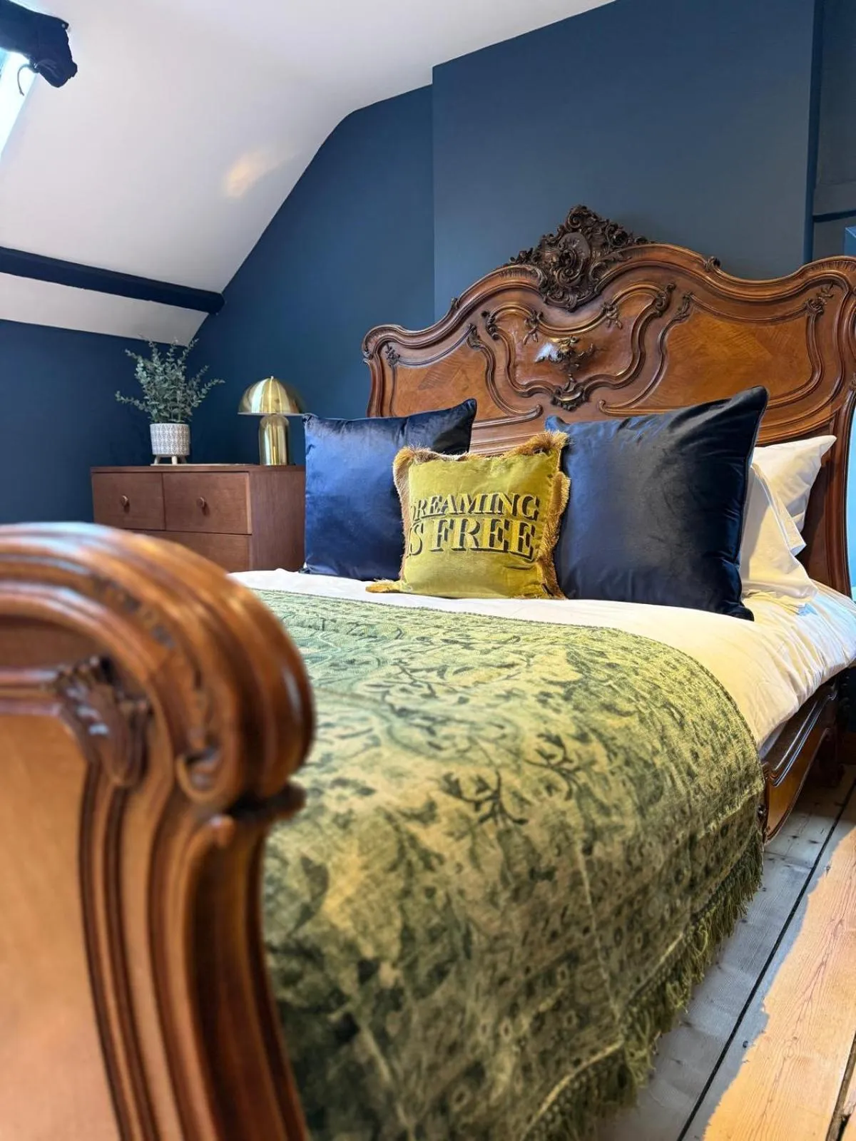 Bed in Bow Alley Lodge