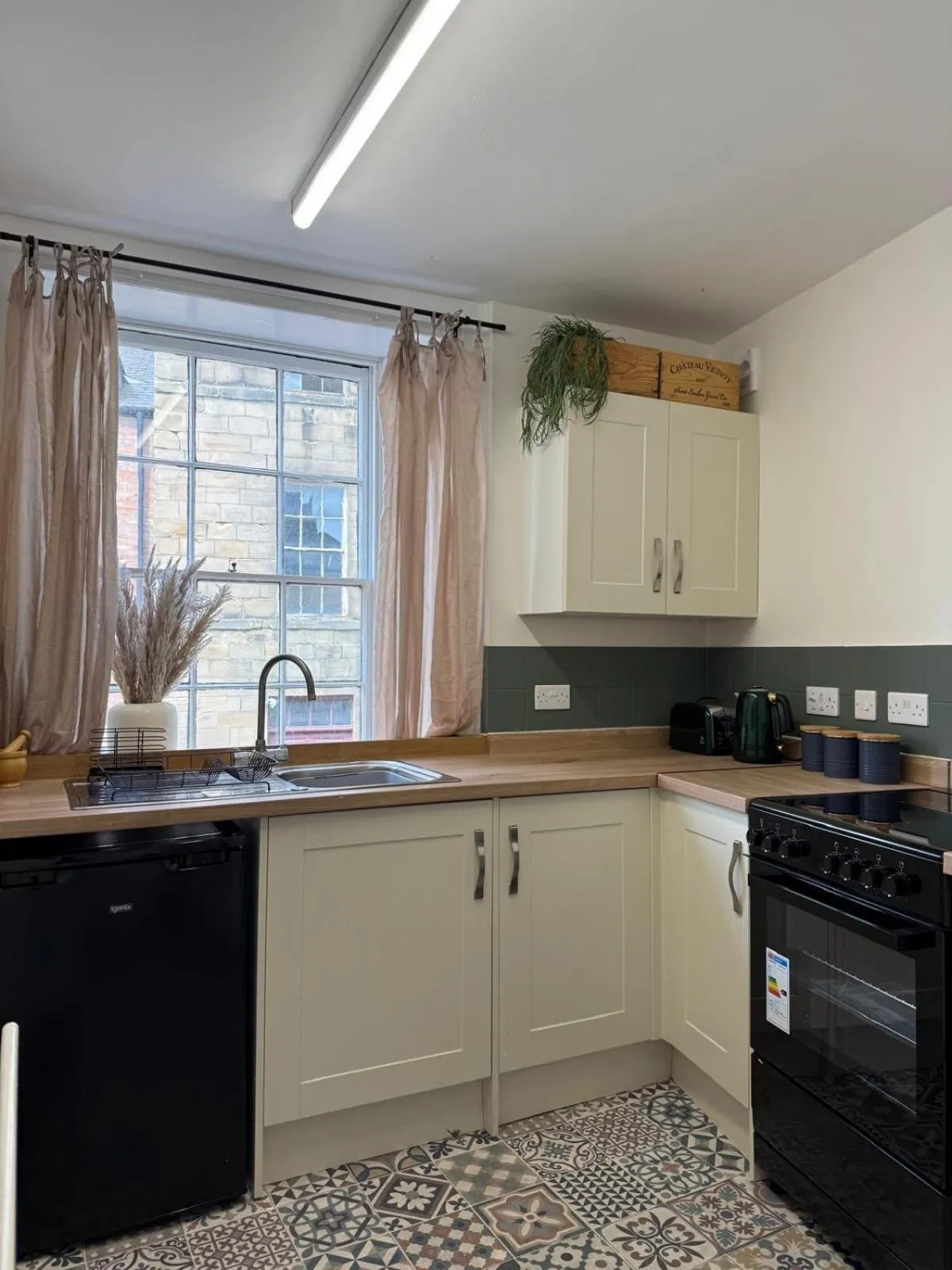 Kitchen or kitchenette in Bow Alley Lodge
