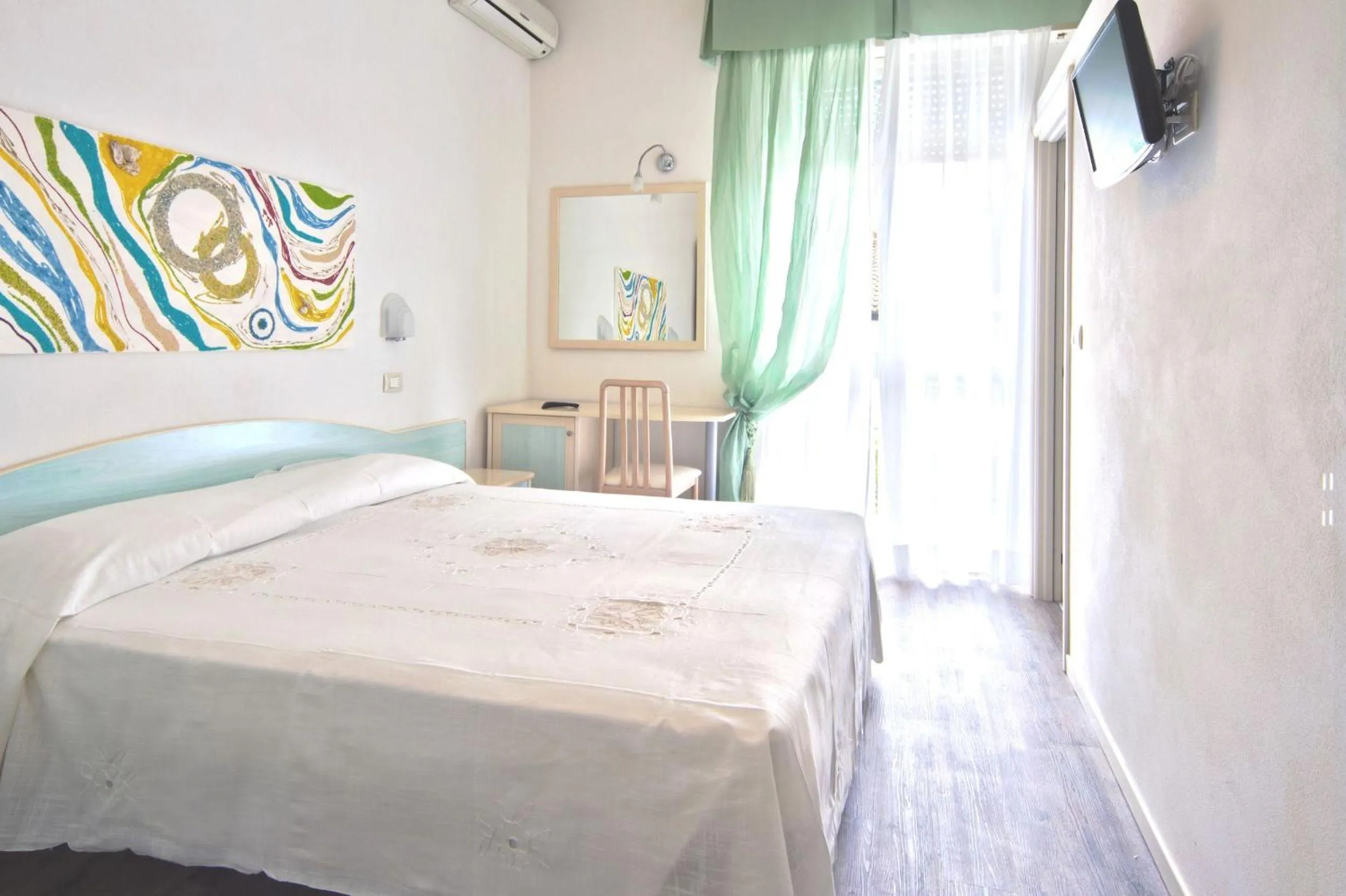 Photo of the whole room, Bed in Hotel Vienna