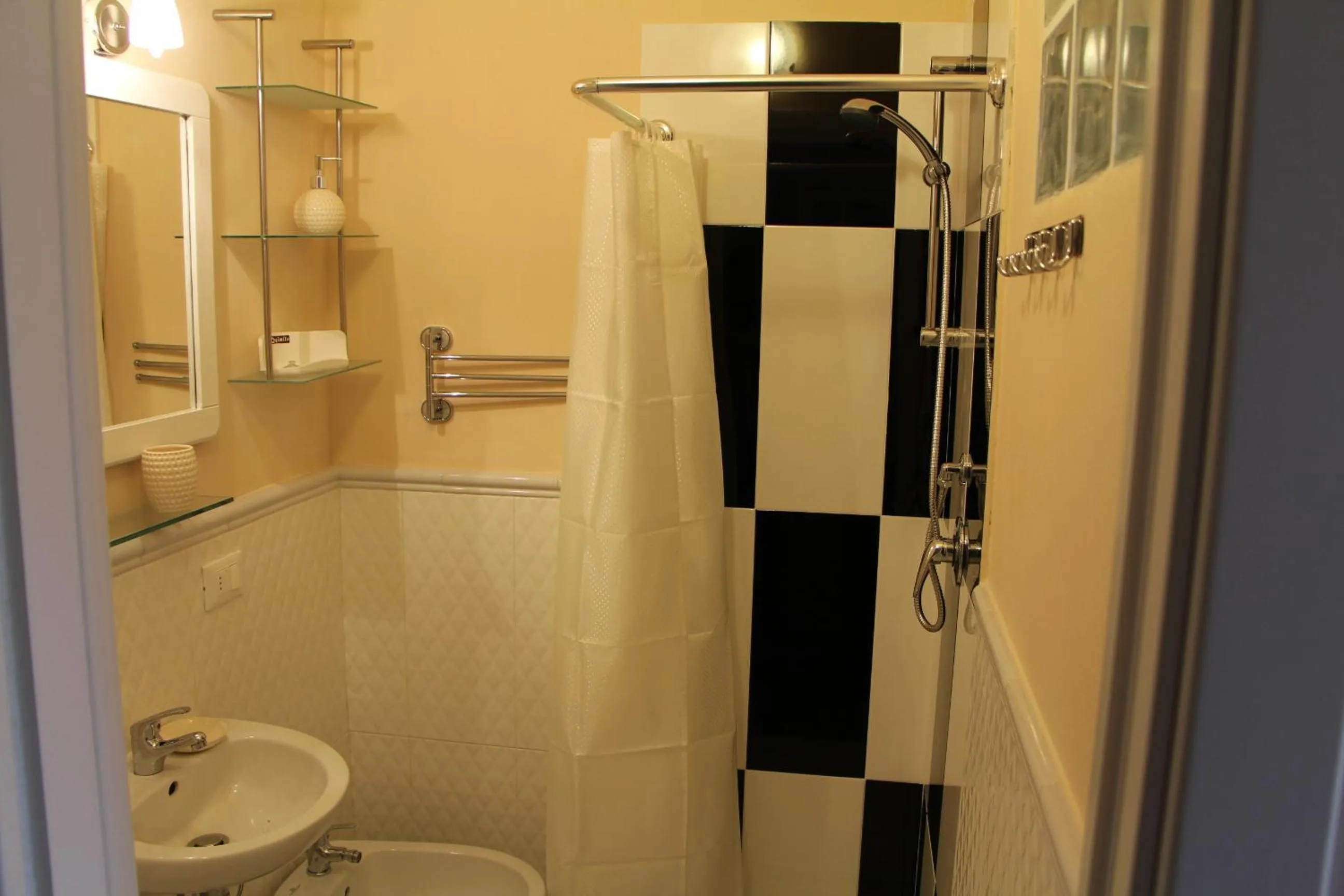 Shower in B&B Giorno e Notte