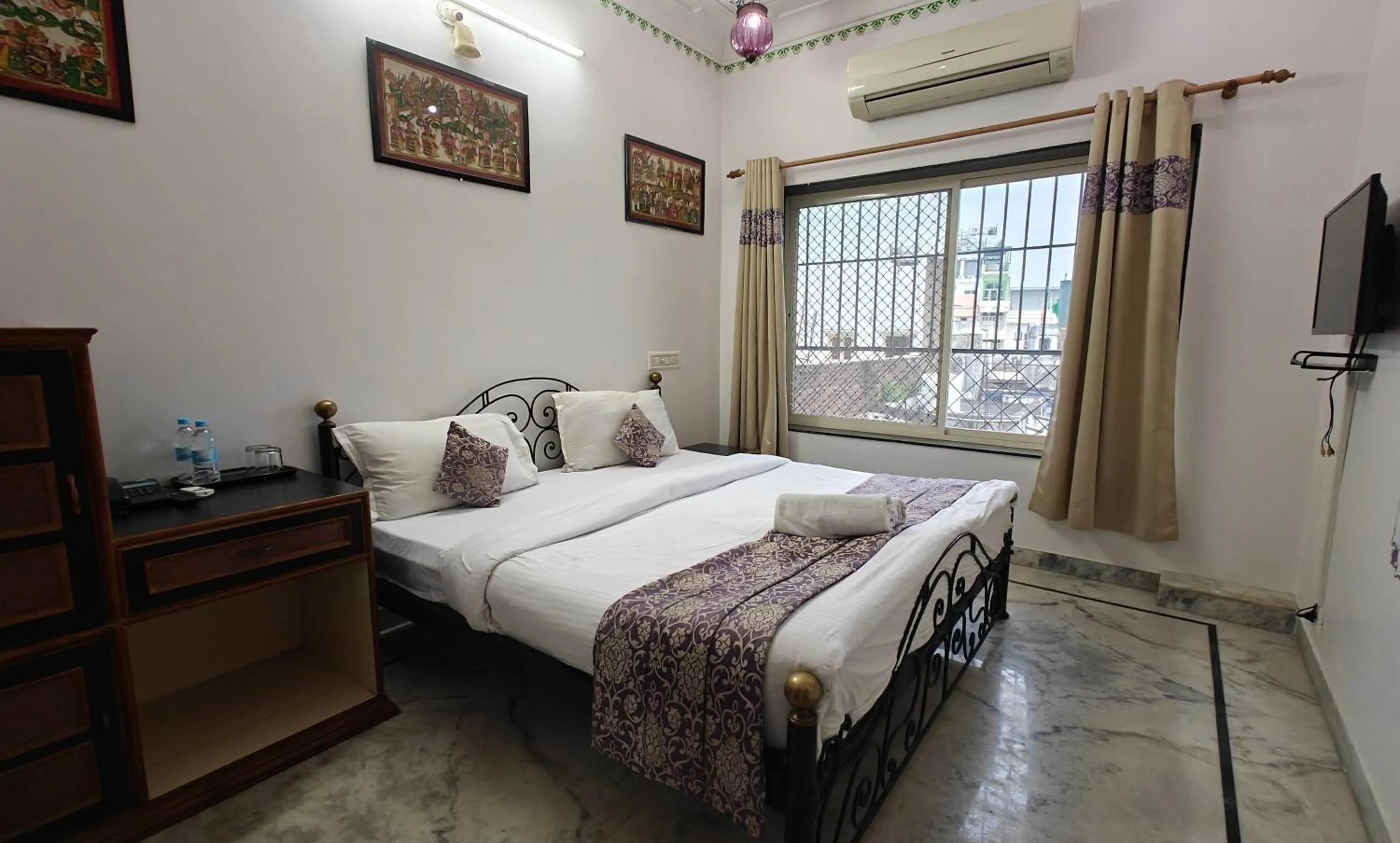 Bed in Baba Palace - A Heritage Hotel, Udaipur