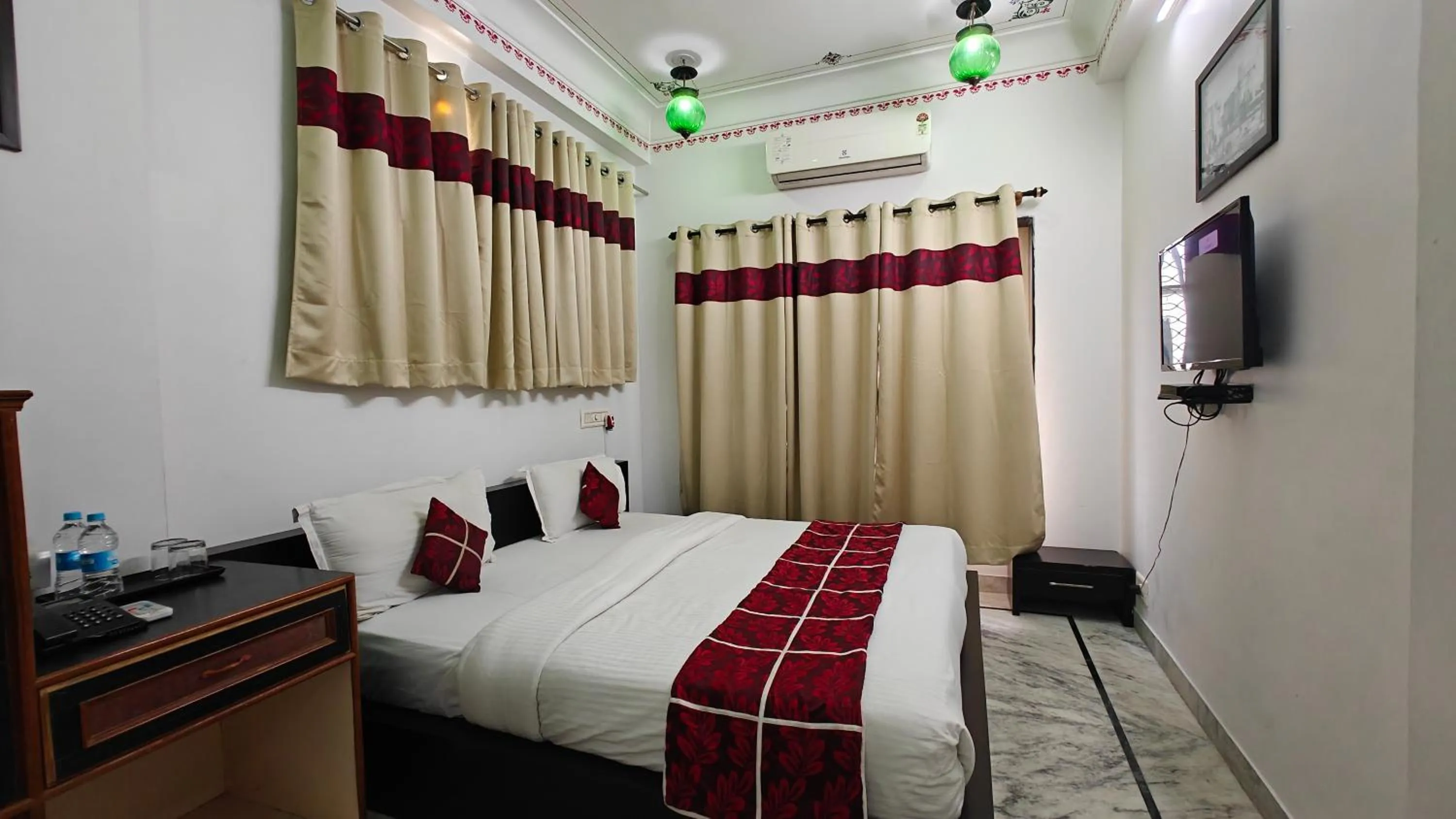 Bed in Baba Palace - A Heritage Hotel, Udaipur