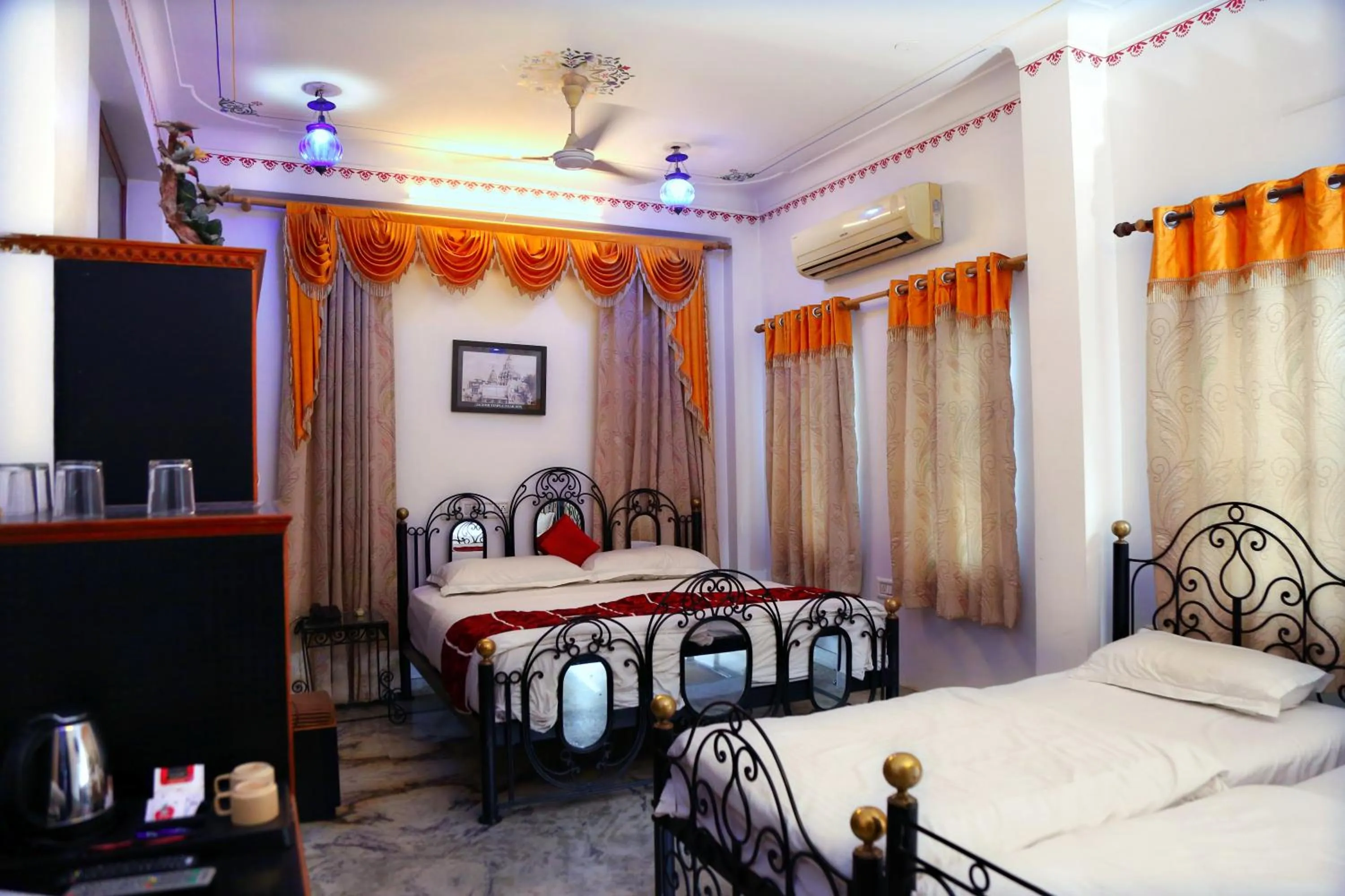 Bed in Baba Palace - A Heritage Hotel, Udaipur