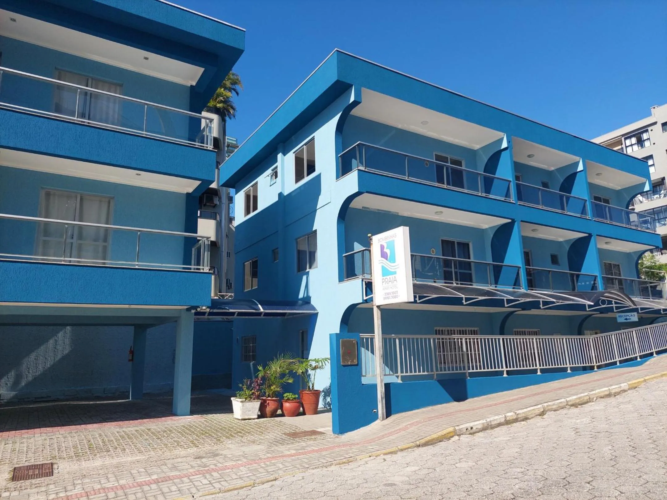 Property building in Bombinhas Praia Apart Hotel - Unidade rua Corrupião