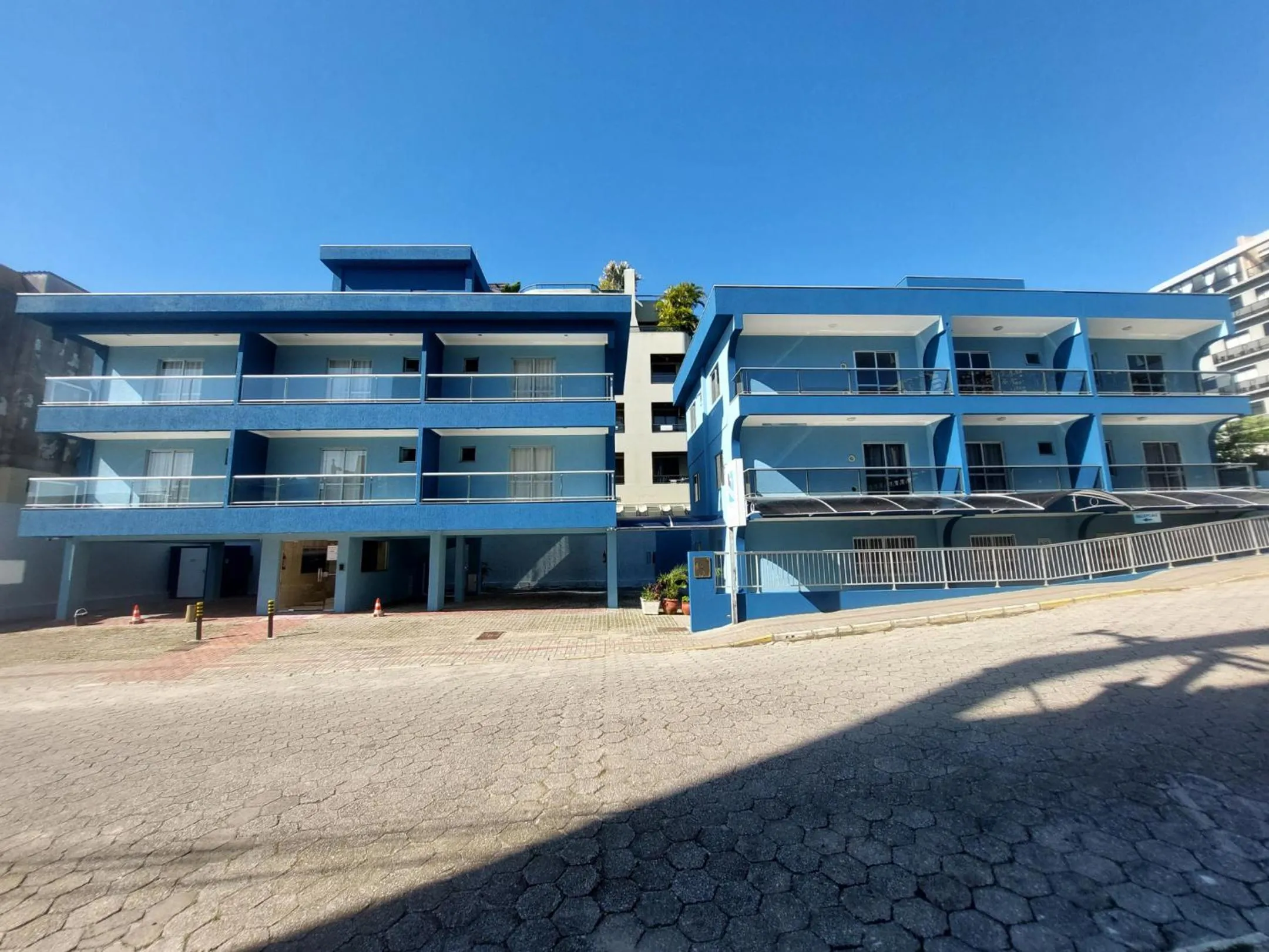 Property building in Bombinhas Praia Apart Hotel - Unidade rua Corrupião