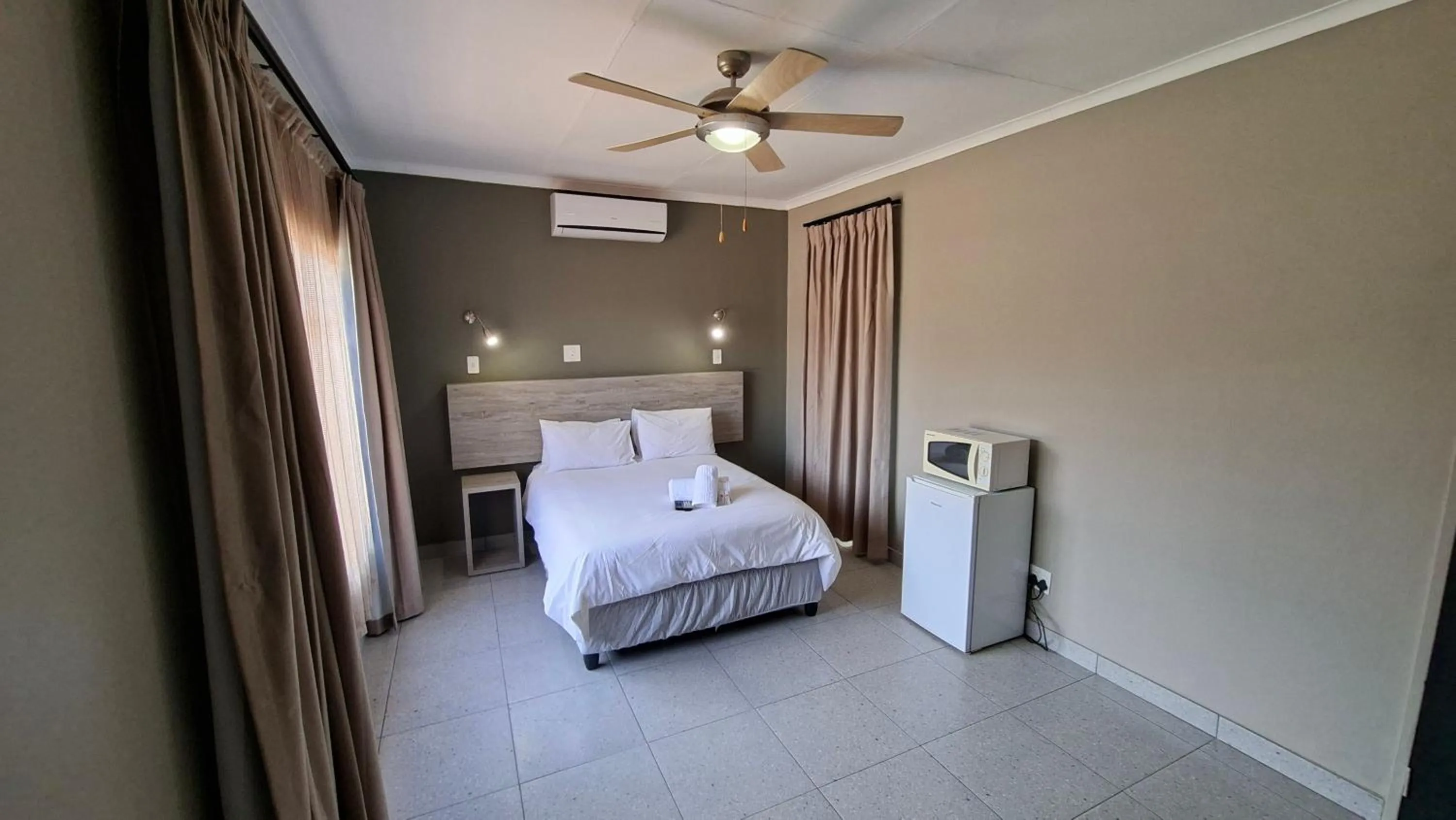 Property building, Bed in Postmasburg Inn