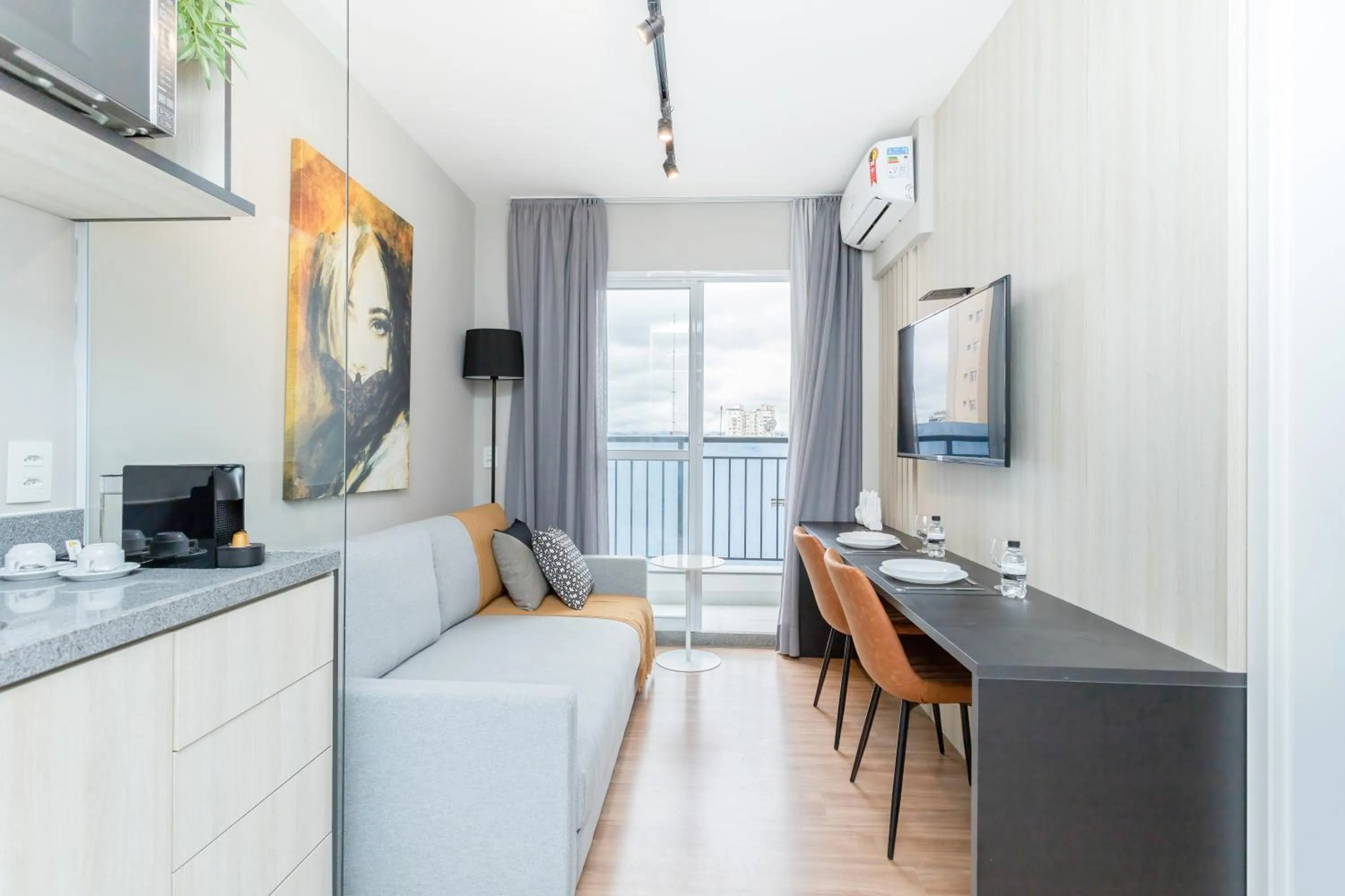 Day in Smart Charlie Consolação