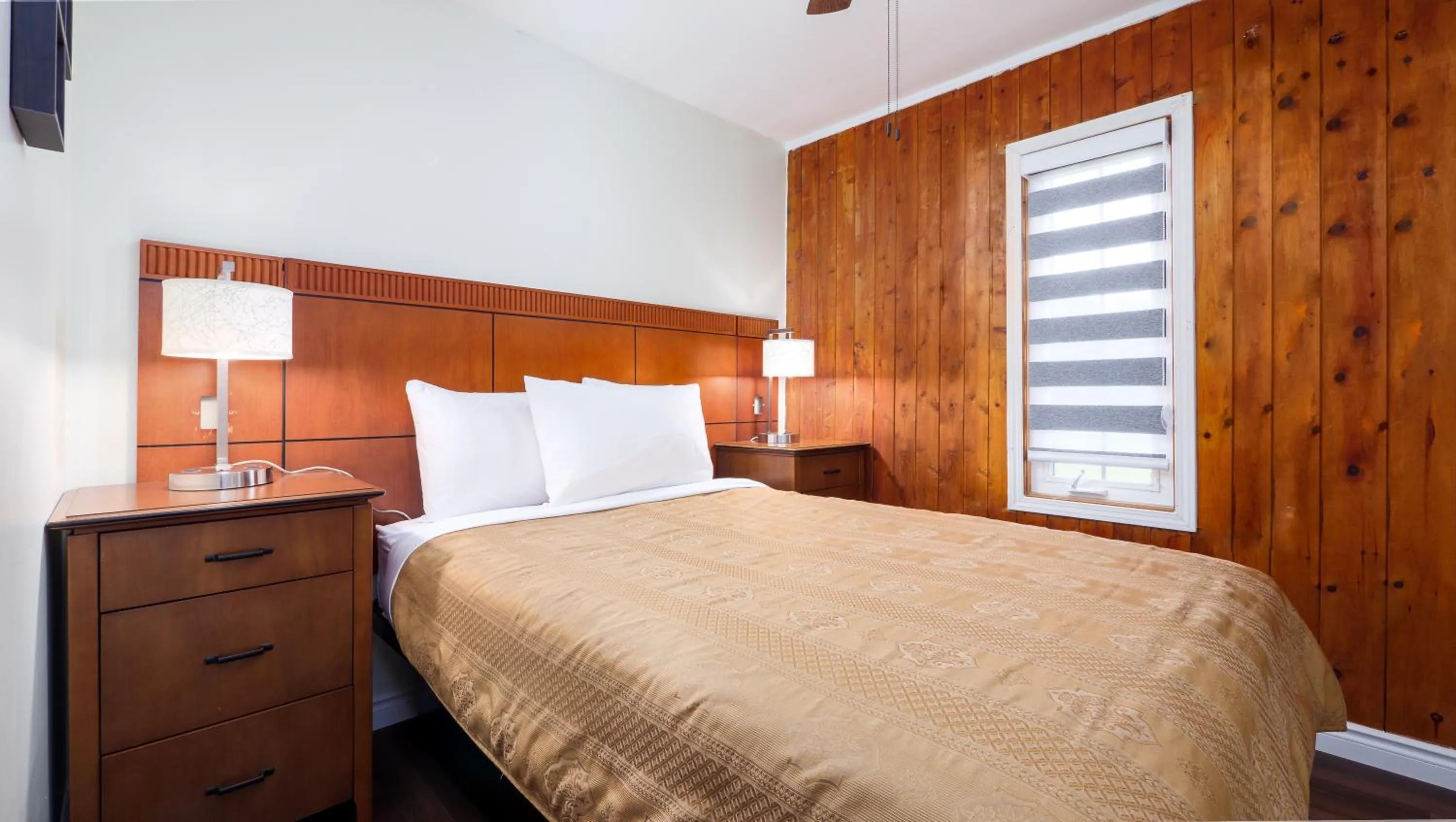 Bedroom, Bed in Coach House Inn