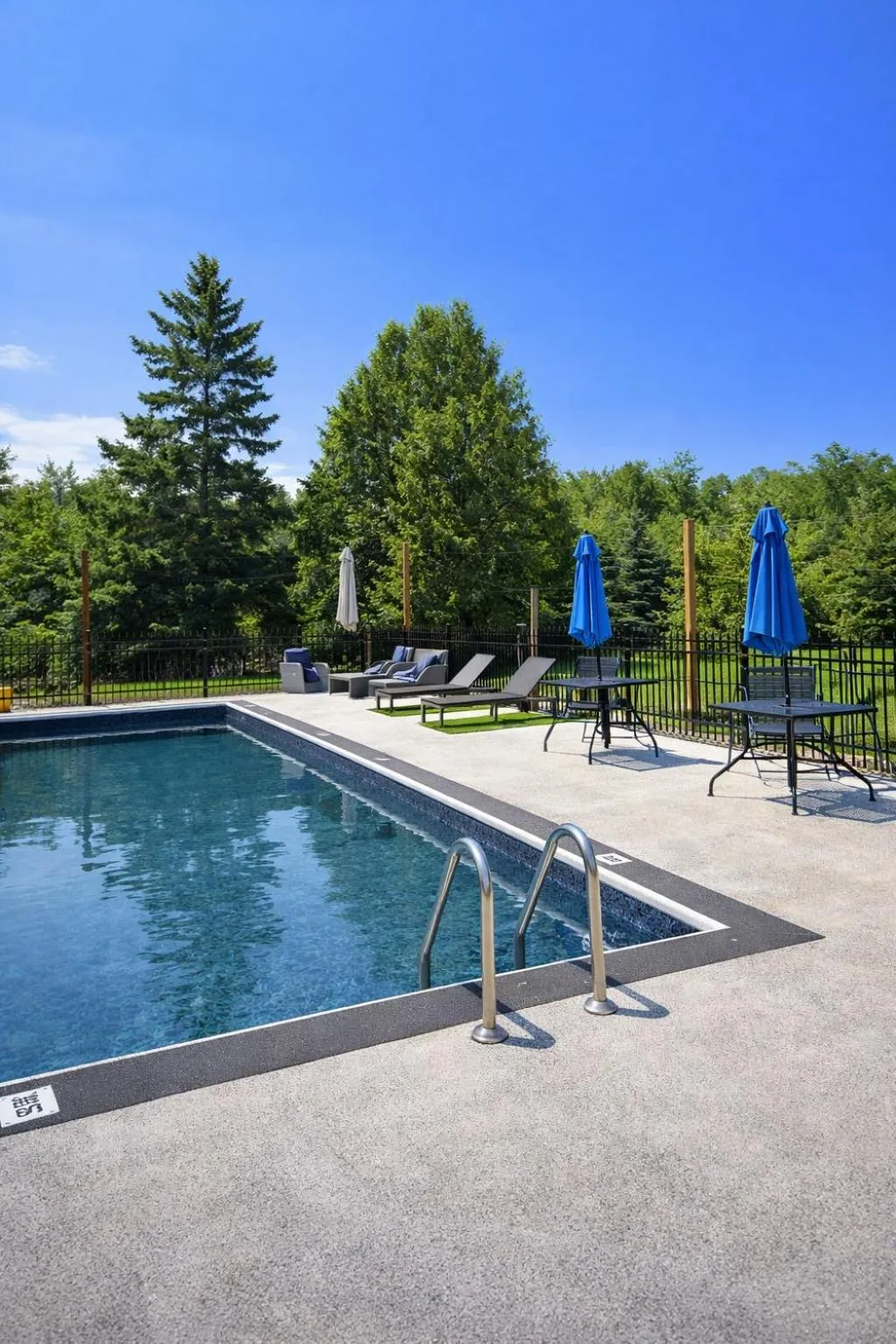 Swimming pool in Coach House Inn