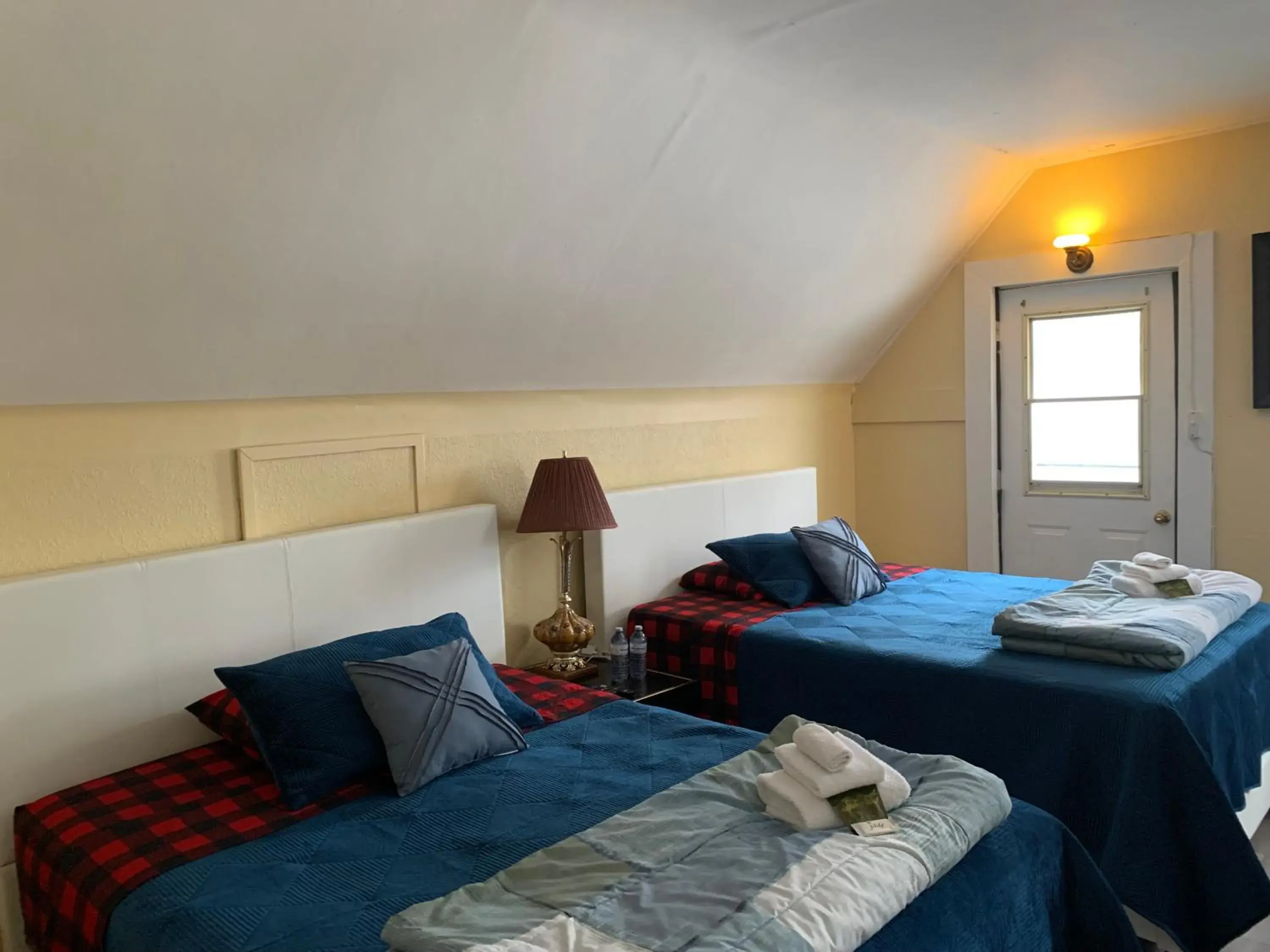 Deluxe Queen Room in Marmora and Lake Inn and Victorian Diner Deluxe Queen Room in Marmora and Lake Inn and Victorian Diner