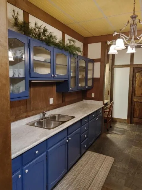 Kitchen or kitchenette in Marmora and Lake Inn and Victorian Diner