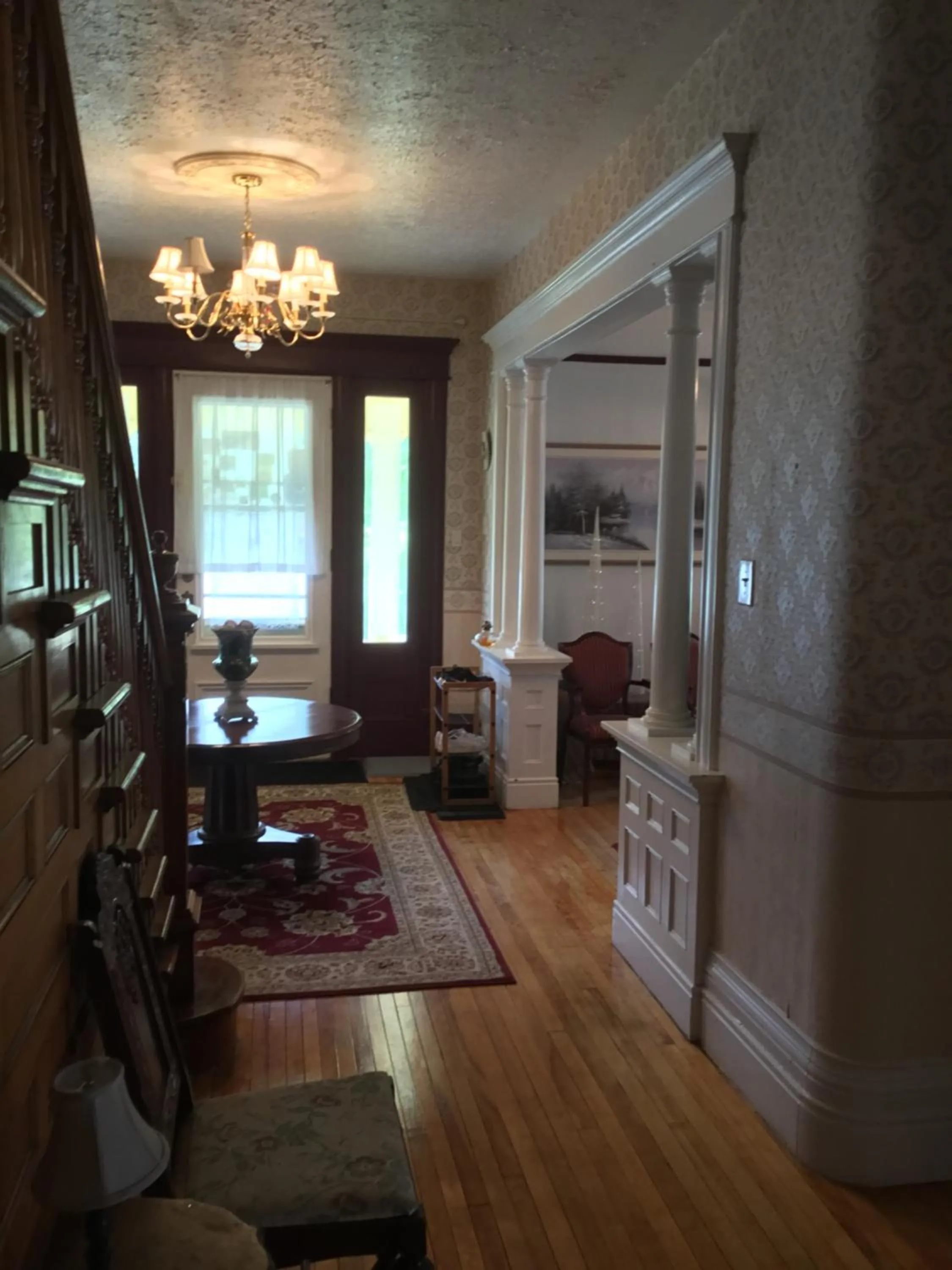 Communal lounge/ TV room in Marmora and Lake Inn and Victorian Diner