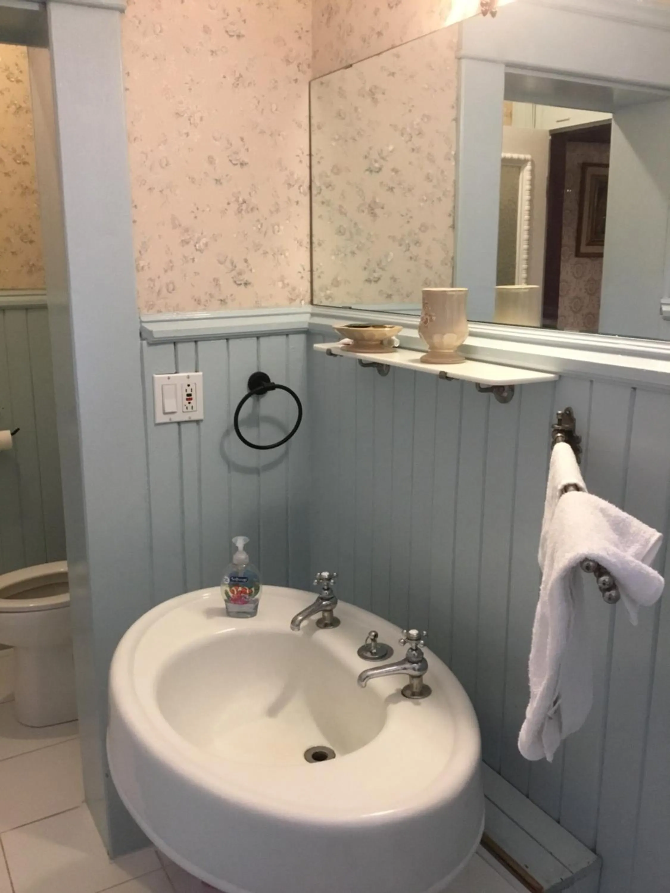 Bathroom in Marmora and Lake Inn and Victorian Diner