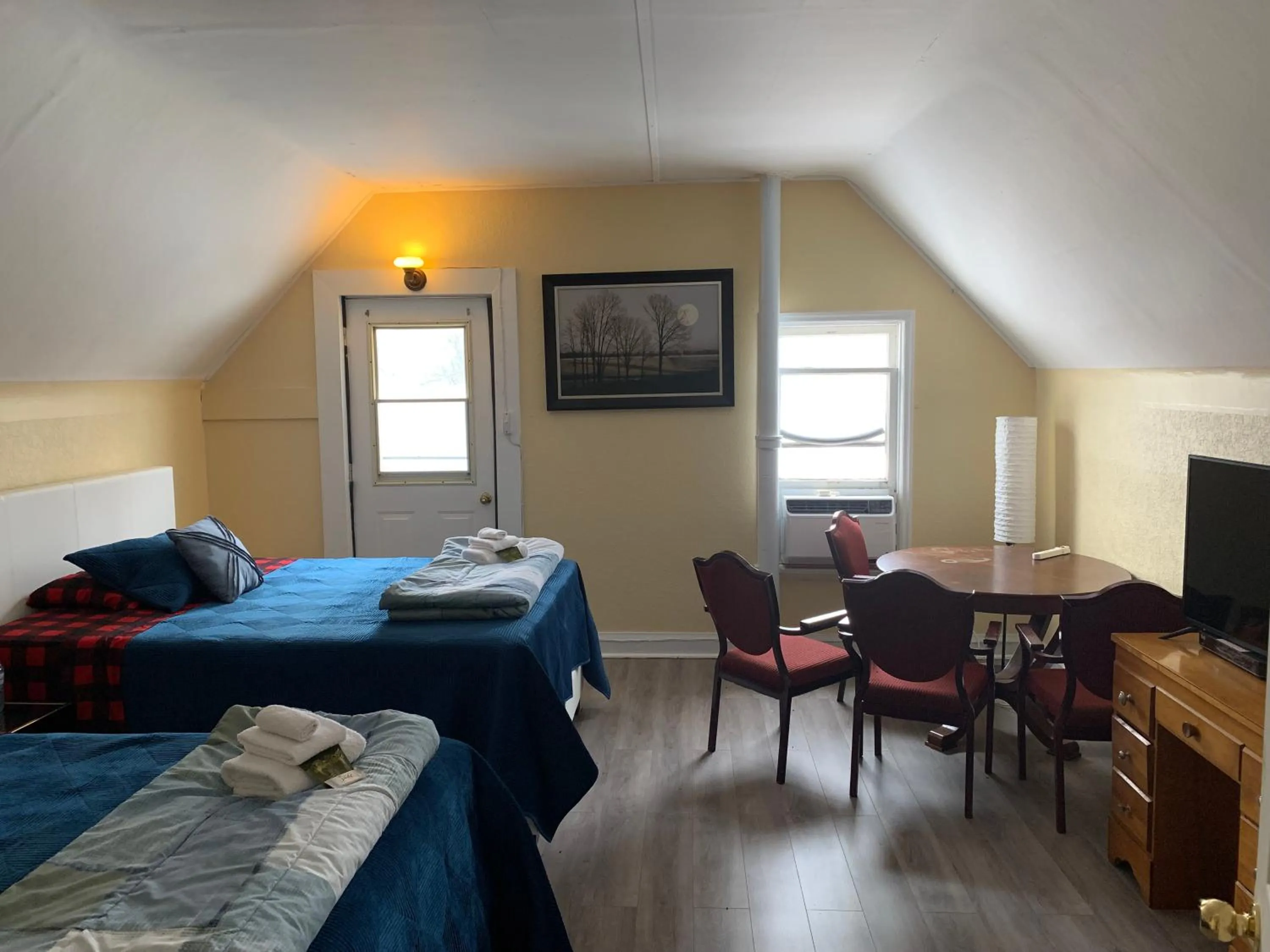 Marmora and Lake Inn and Victorian Diner