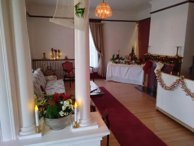 Lobby or reception in Marmora and Lake Inn and Victorian Diner