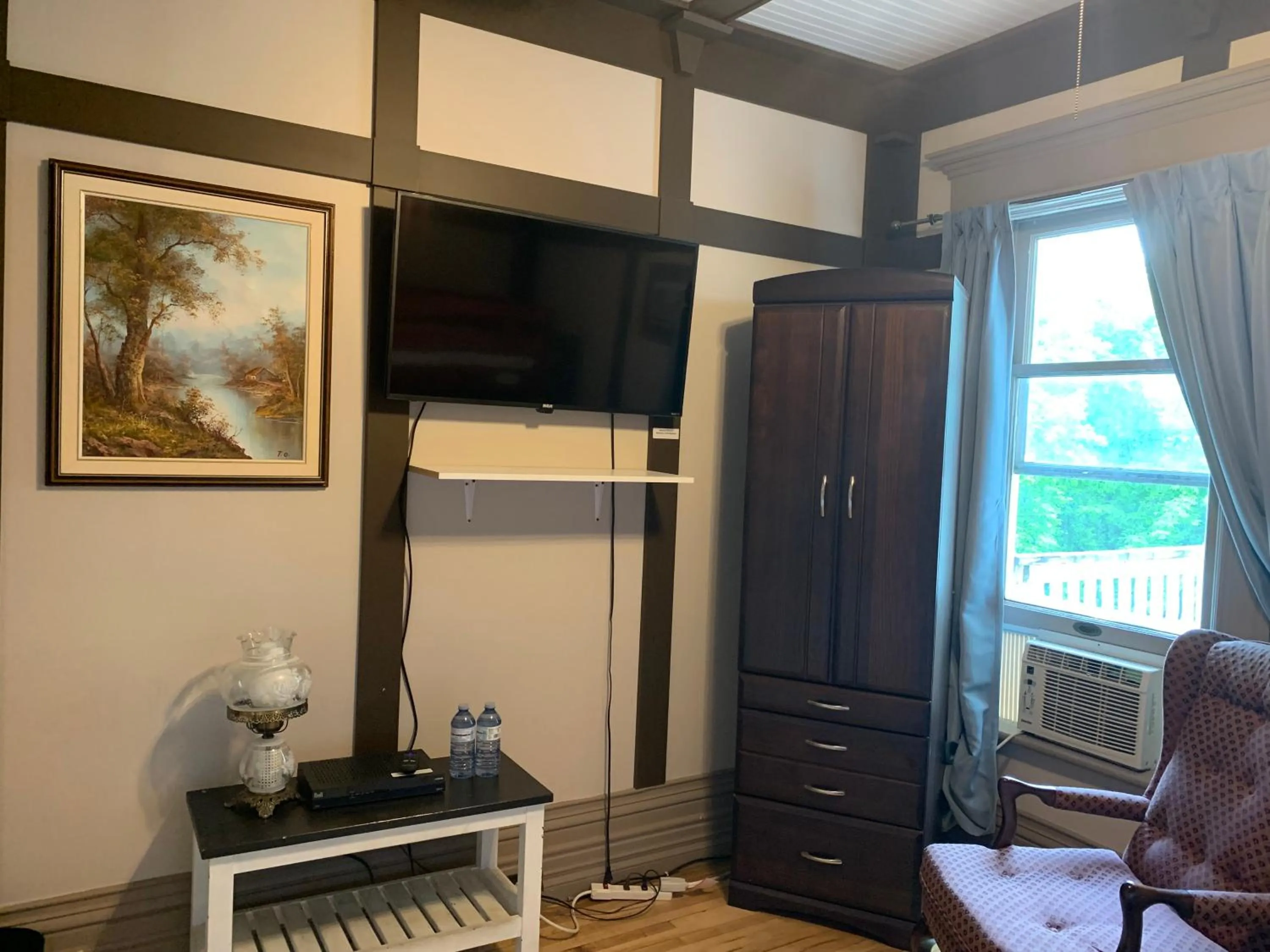 TV and multimedia in Marmora and Lake Inn and Victorian Diner