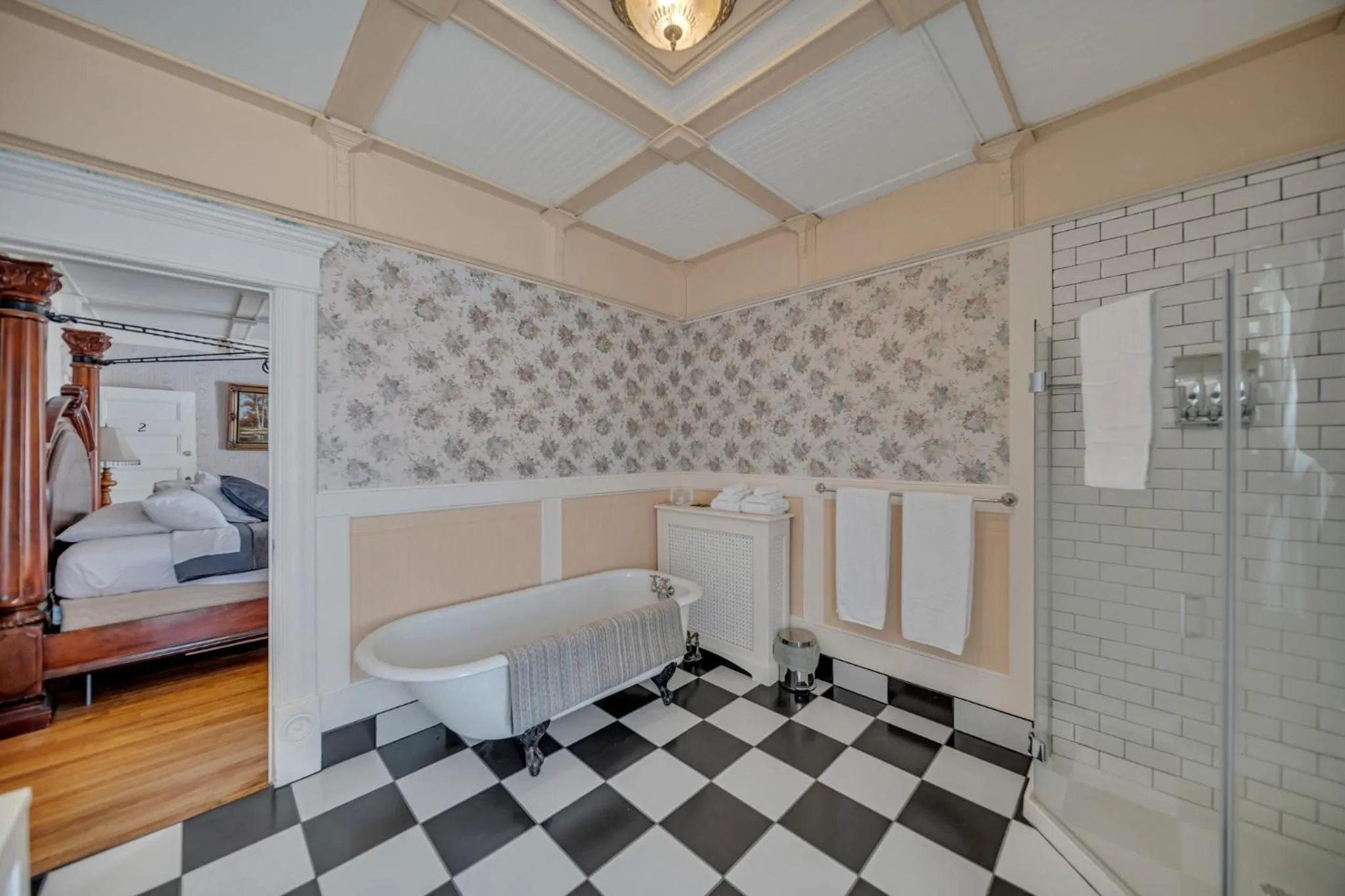 Marmora and Lake Inn and Victorian Diner