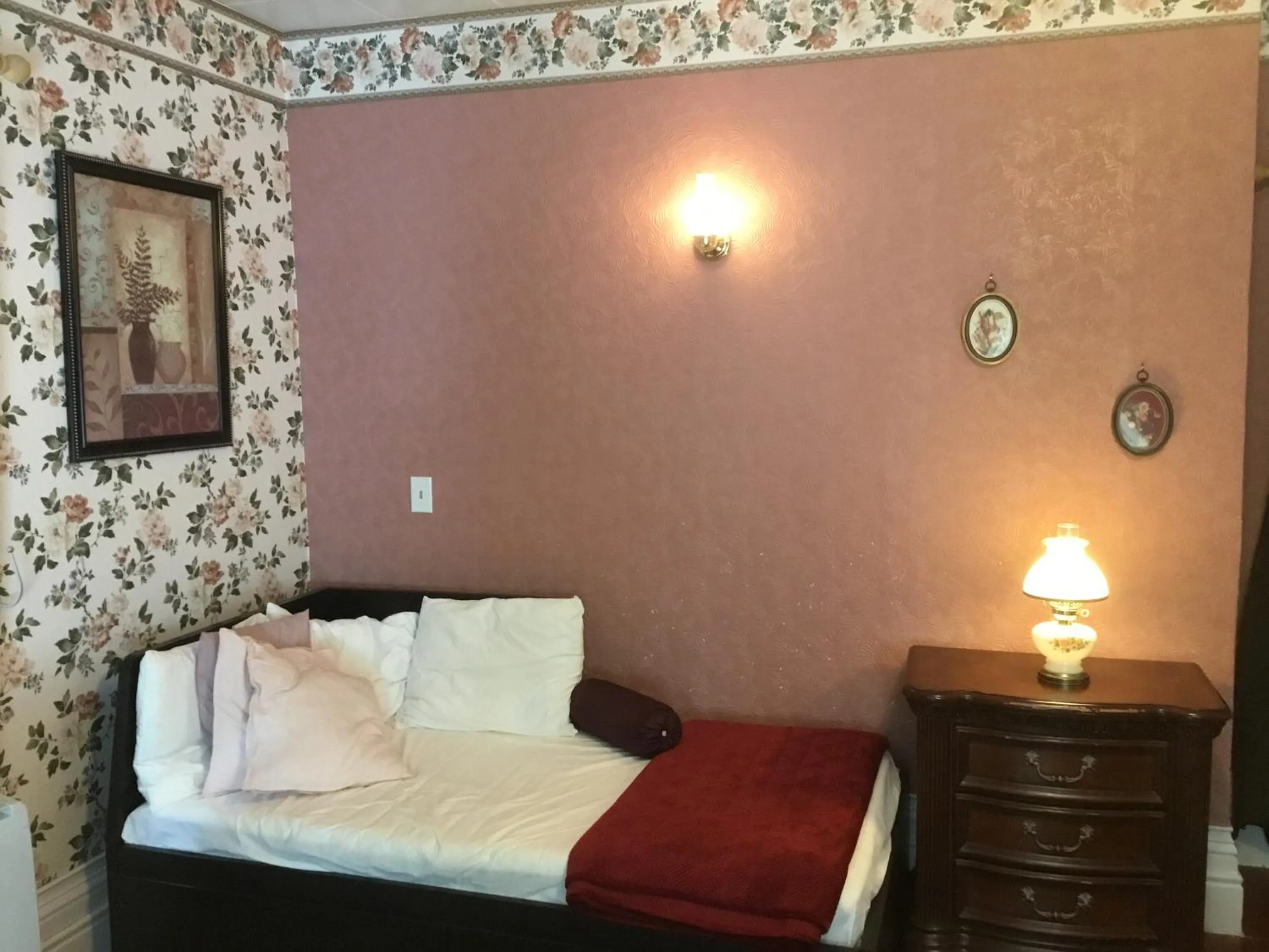 Bed in Marmora and Lake Inn and Victorian Diner