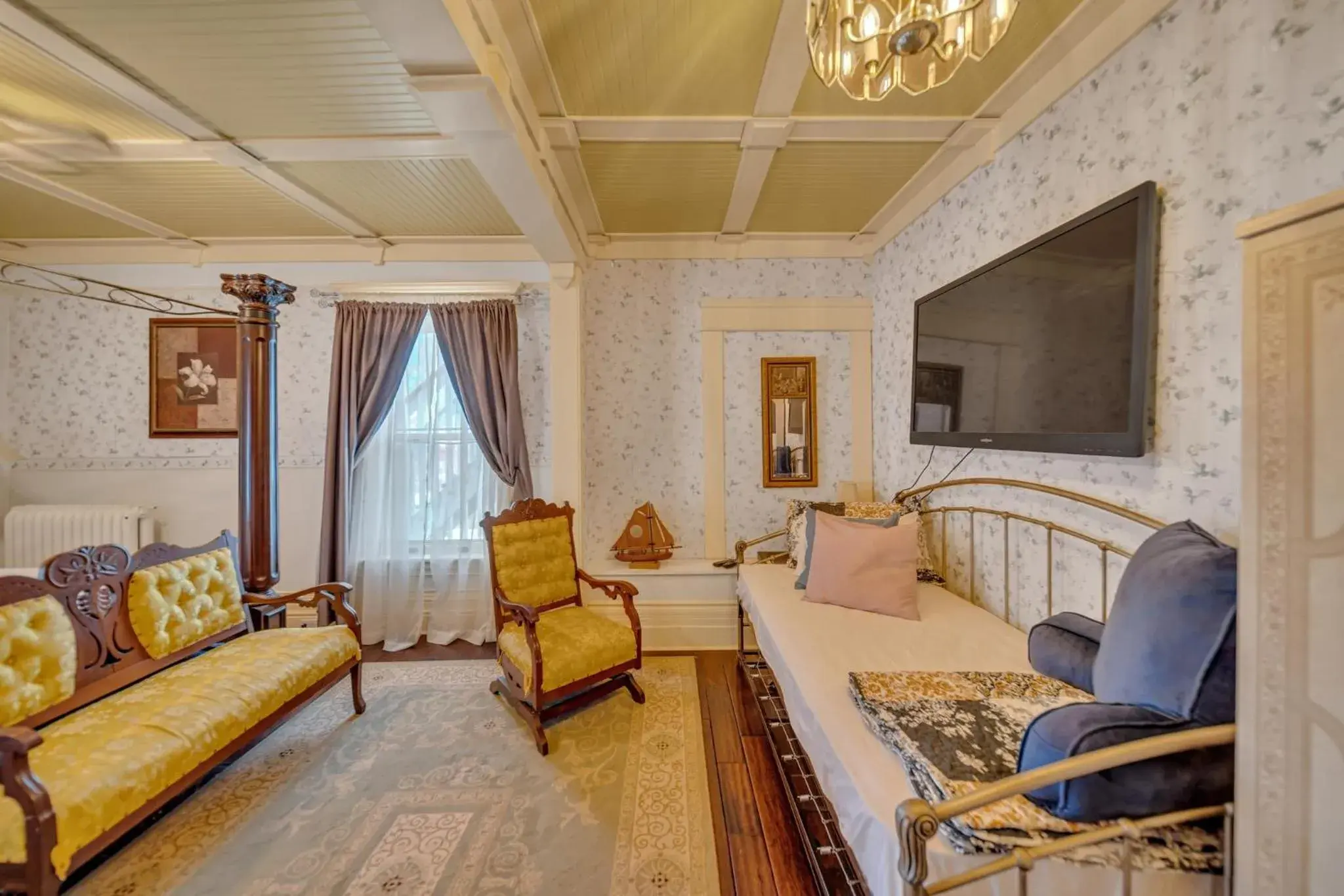 Superior Queen Room in Marmora and Lake Inn and Victorian Diner Superior Queen Room in Marmora and Lake Inn and Victorian Diner