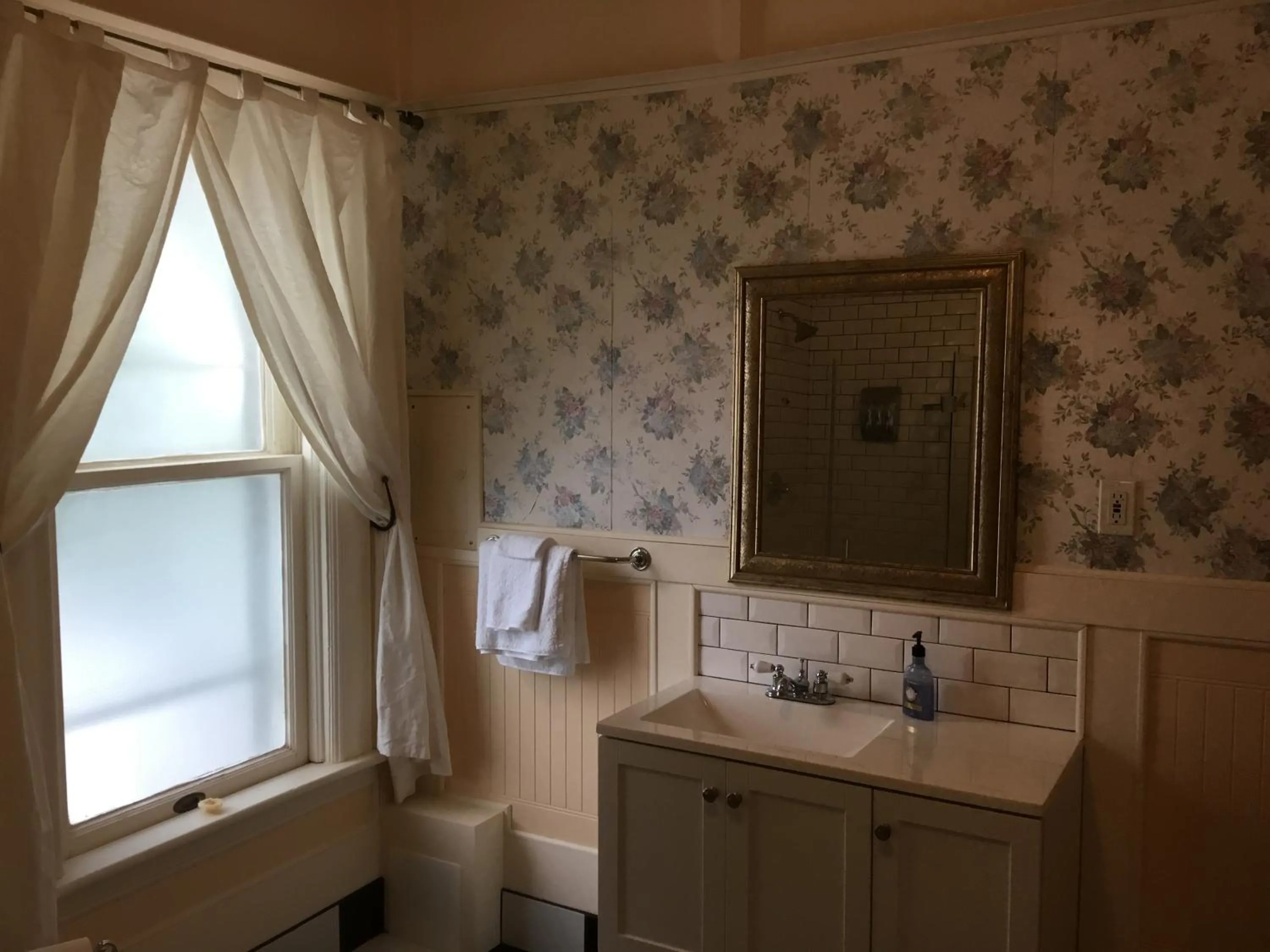 Bathroom in Marmora and Lake Inn and Victorian Diner