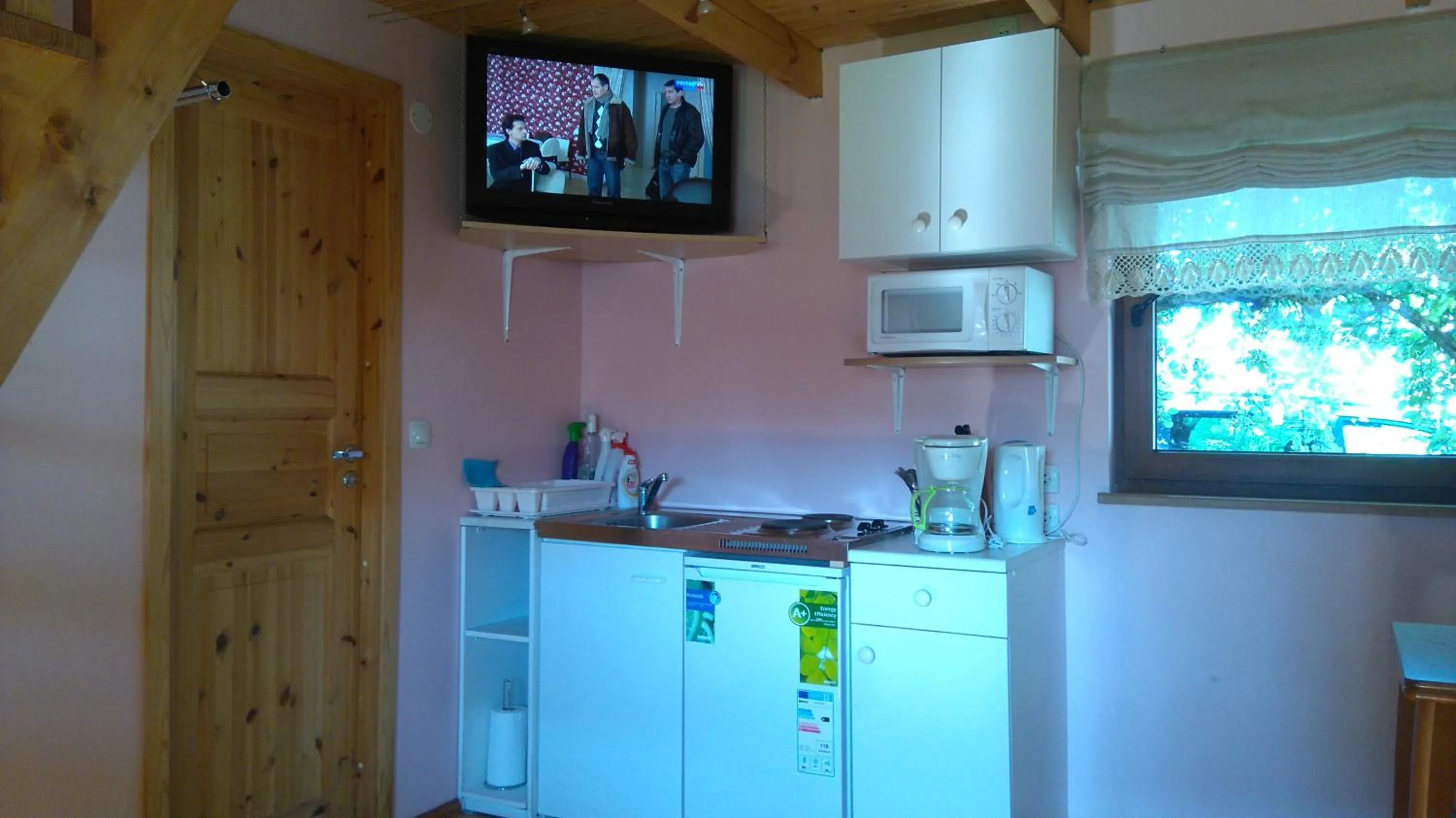 Photo of the whole room in Jaani Puhkemaja