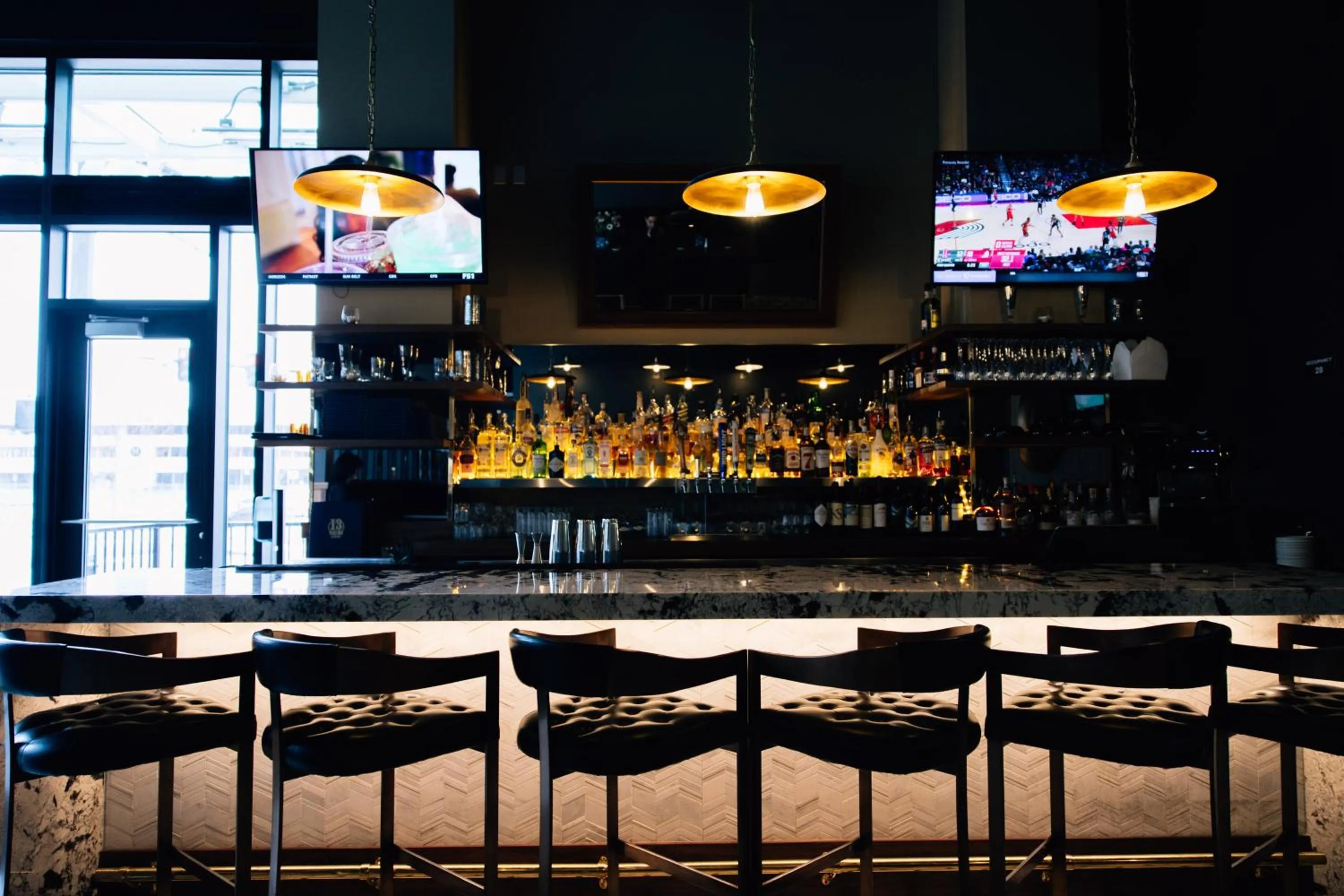 Lounge or bar in Hotel Indigo Vancouver Dwtn - Portland Area by IHG