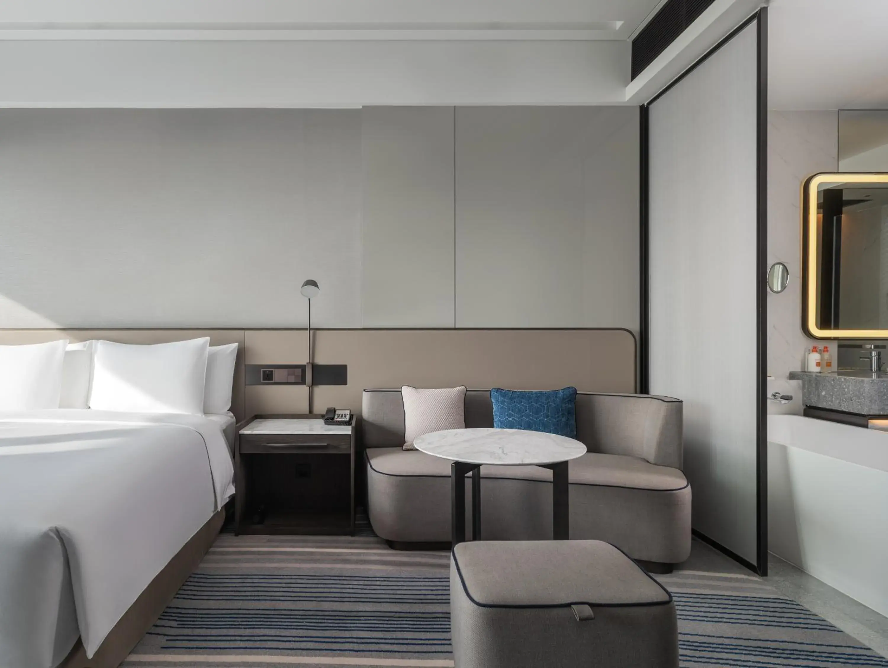 Seating area, Bed in Crowne Plaza Xiamen Jimei Seaview by IHG-Free Mini Bar Seating area, Bed in Crowne Plaza Xiamen Jimei Seaview by IHG-Free Mini Bar