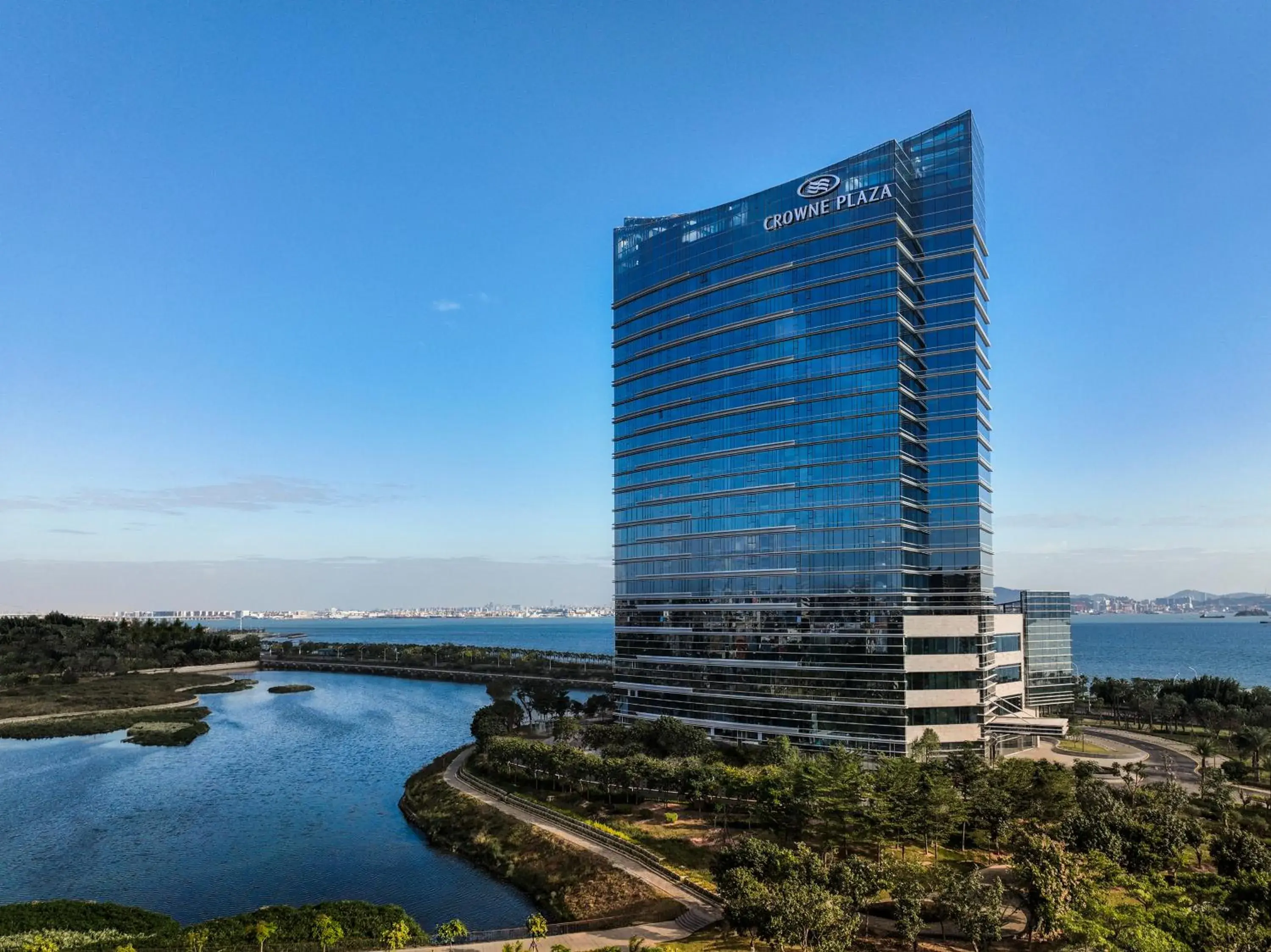 Property building in Crowne Plaza Xiamen Jimei Seaview by IHG-Free Mini Bar Property building in Crowne Plaza Xiamen Jimei Seaview by IHG-Free Mini Bar