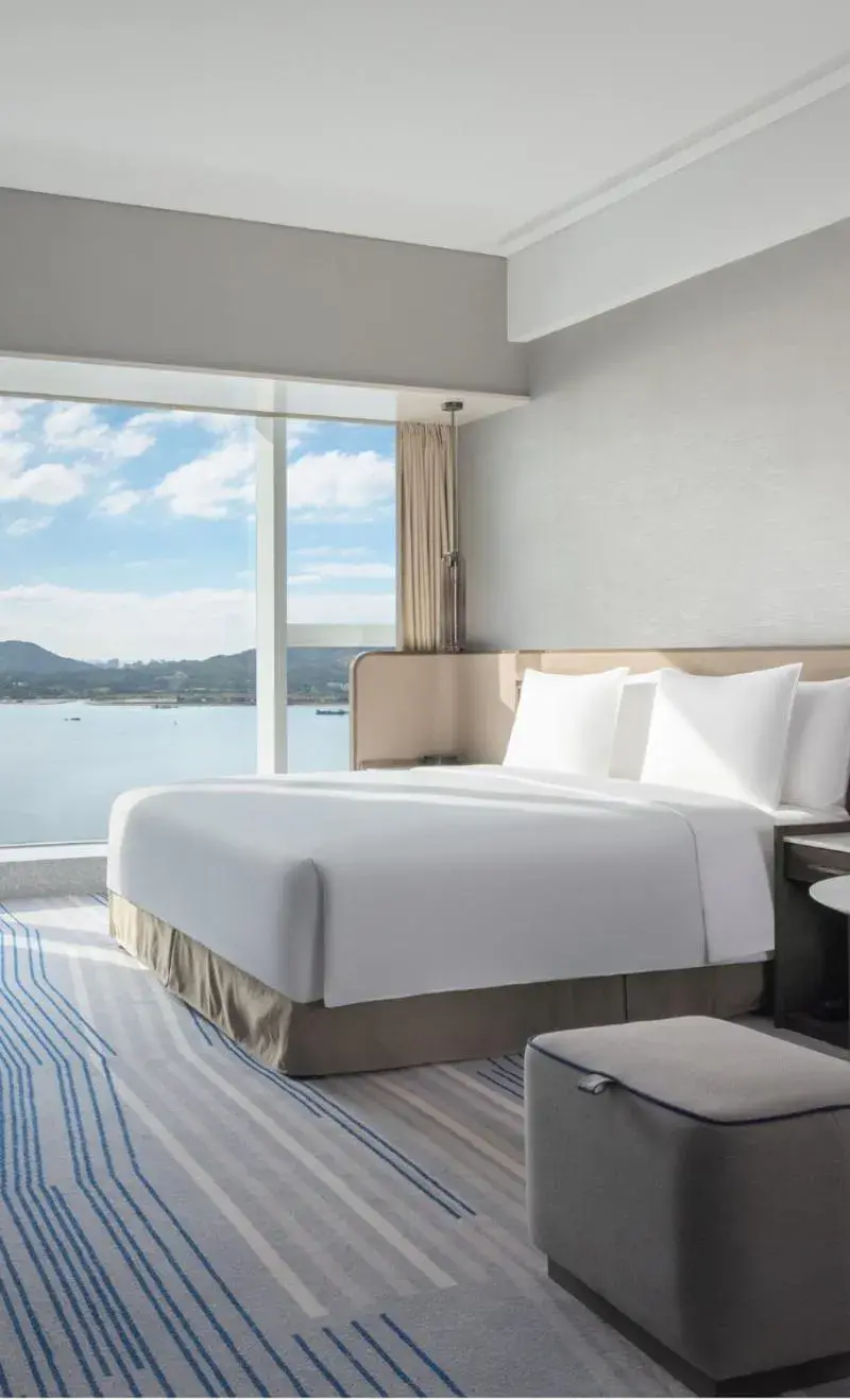 Bed in Crowne Plaza Xiamen Jimei Seaview by IHG-Free Mini Bar Bed in Crowne Plaza Xiamen Jimei Seaview by IHG-Free Mini Bar