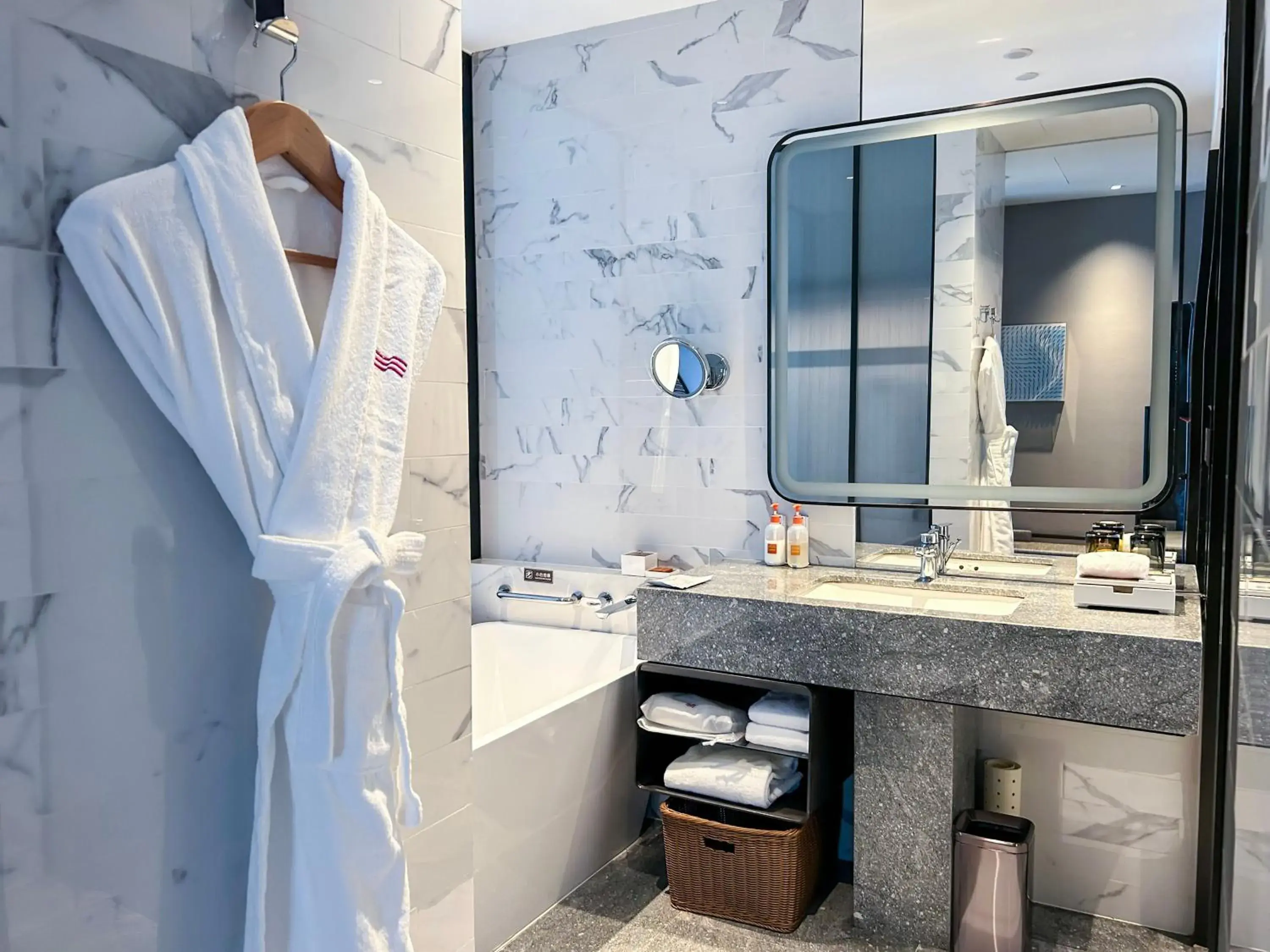 Property building in Crowne Plaza Xiamen Jimei Seaview by IHG-Free Mini Bar Property building in Crowne Plaza Xiamen Jimei Seaview by IHG-Free Mini Bar